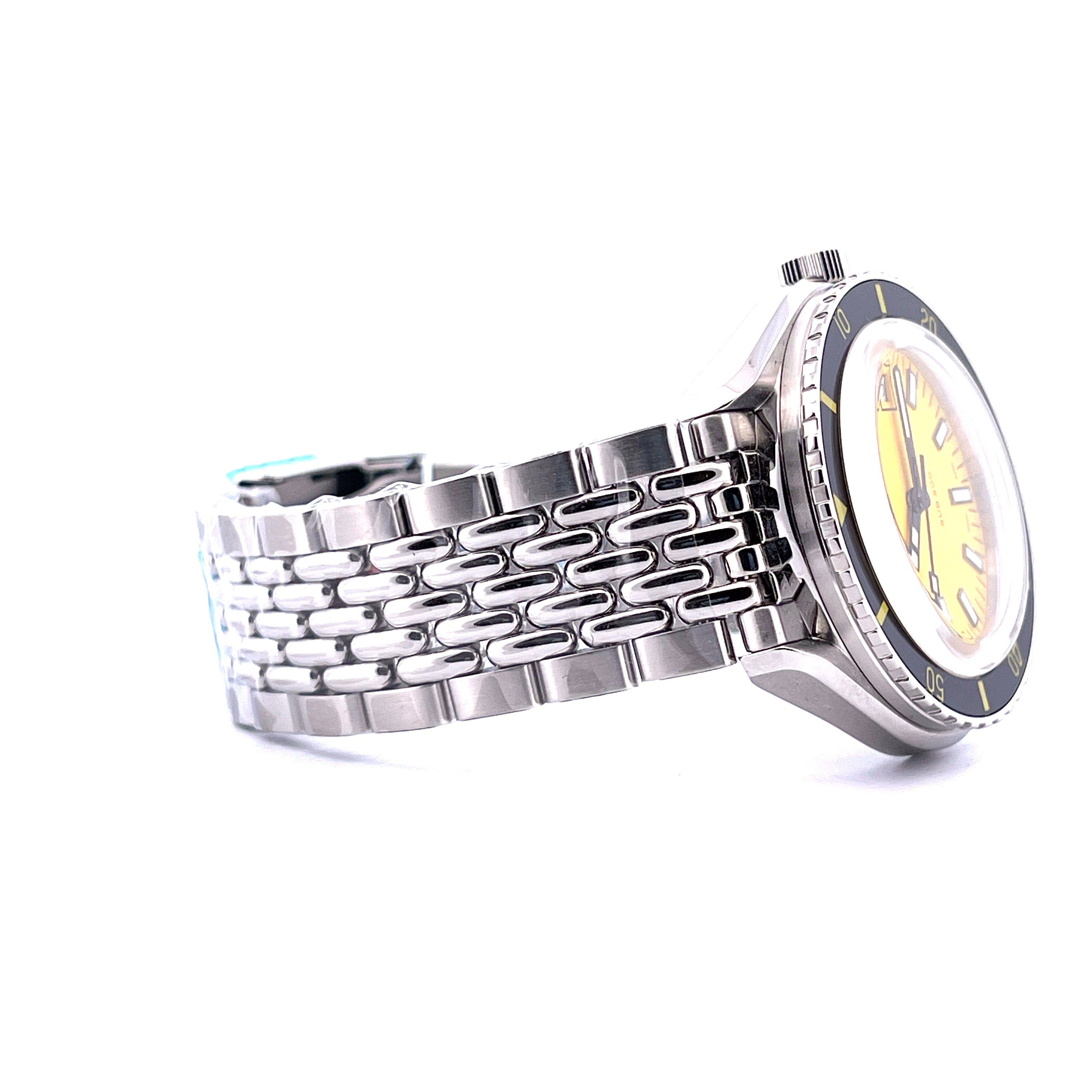 Eine Doxa Sub 200 Divingstar Yellow im Seitenprofil mit gelbem Zifferblatt und einem Edelstahlarmband vor weißem Hintergrund