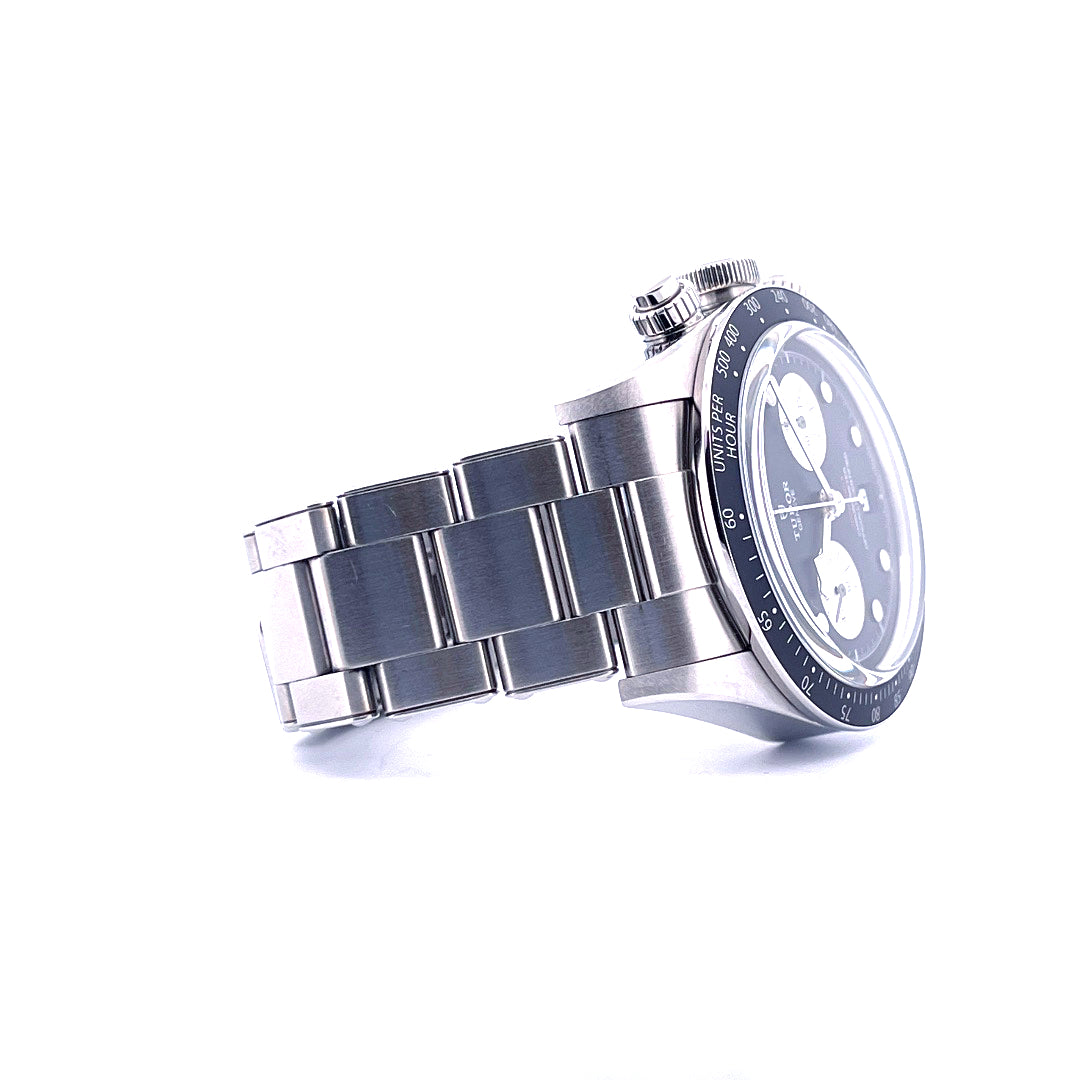 Tudor Black Bay Chrono 41 mm Stahl Automatik mit schwarzem Zifferblatt und Tachymeterskala auf weißem Hintergrund