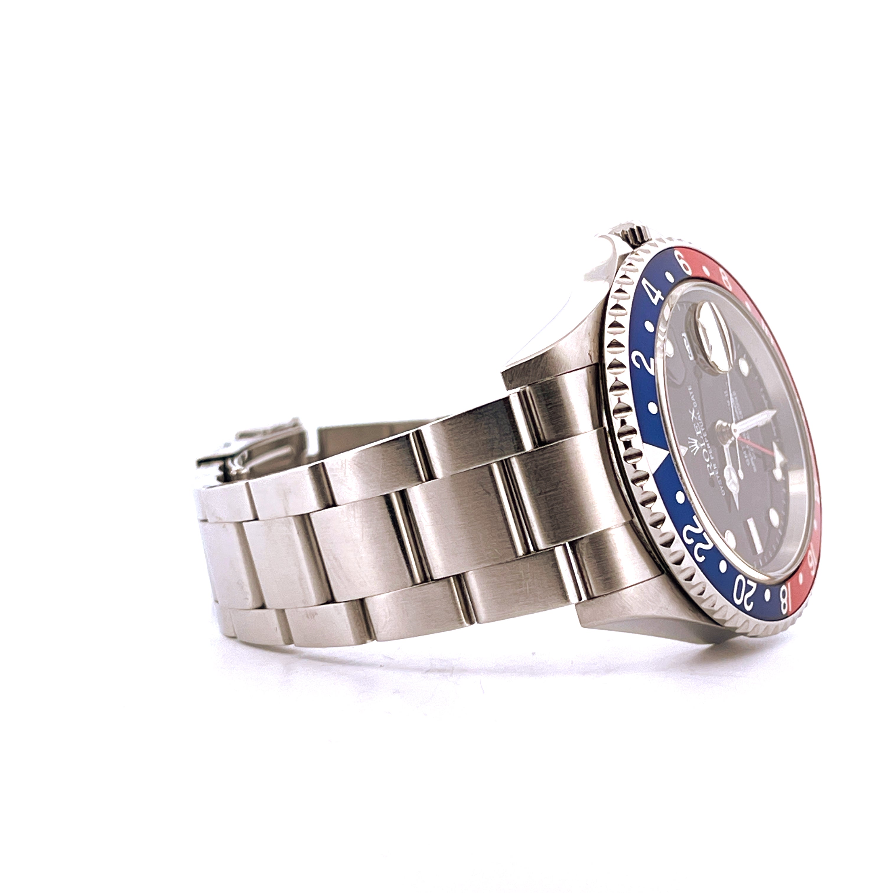 Rolex GMT-Master II 16710T Stahl-Armband mit roter und blauer Lünette im Detail auf weißem Hintergrund