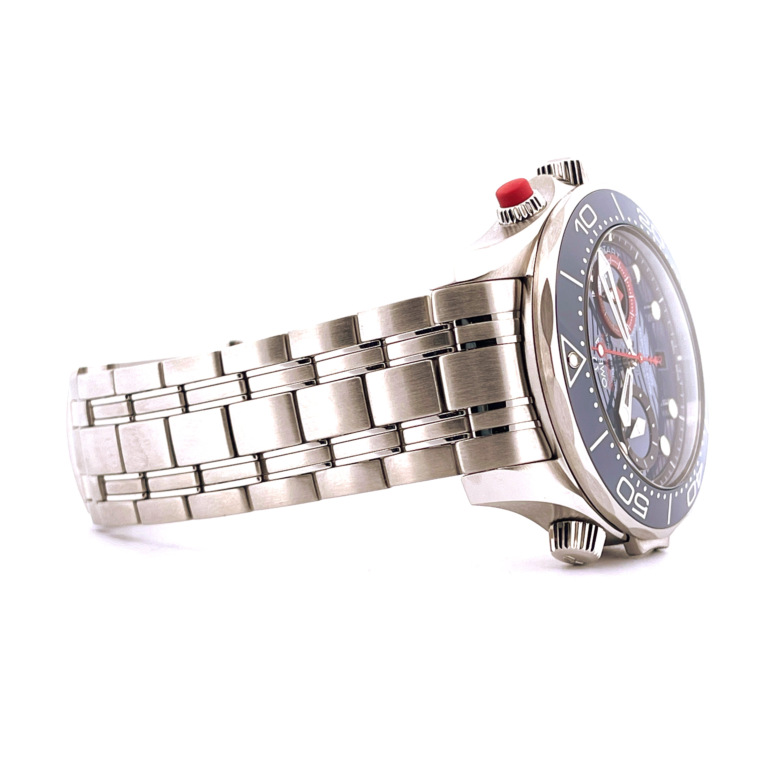 Omega Seamaster Diver 300m America's Cup Automatik Stahl Armband mit rotem Chronographendrücker auf weißem Hintergrund