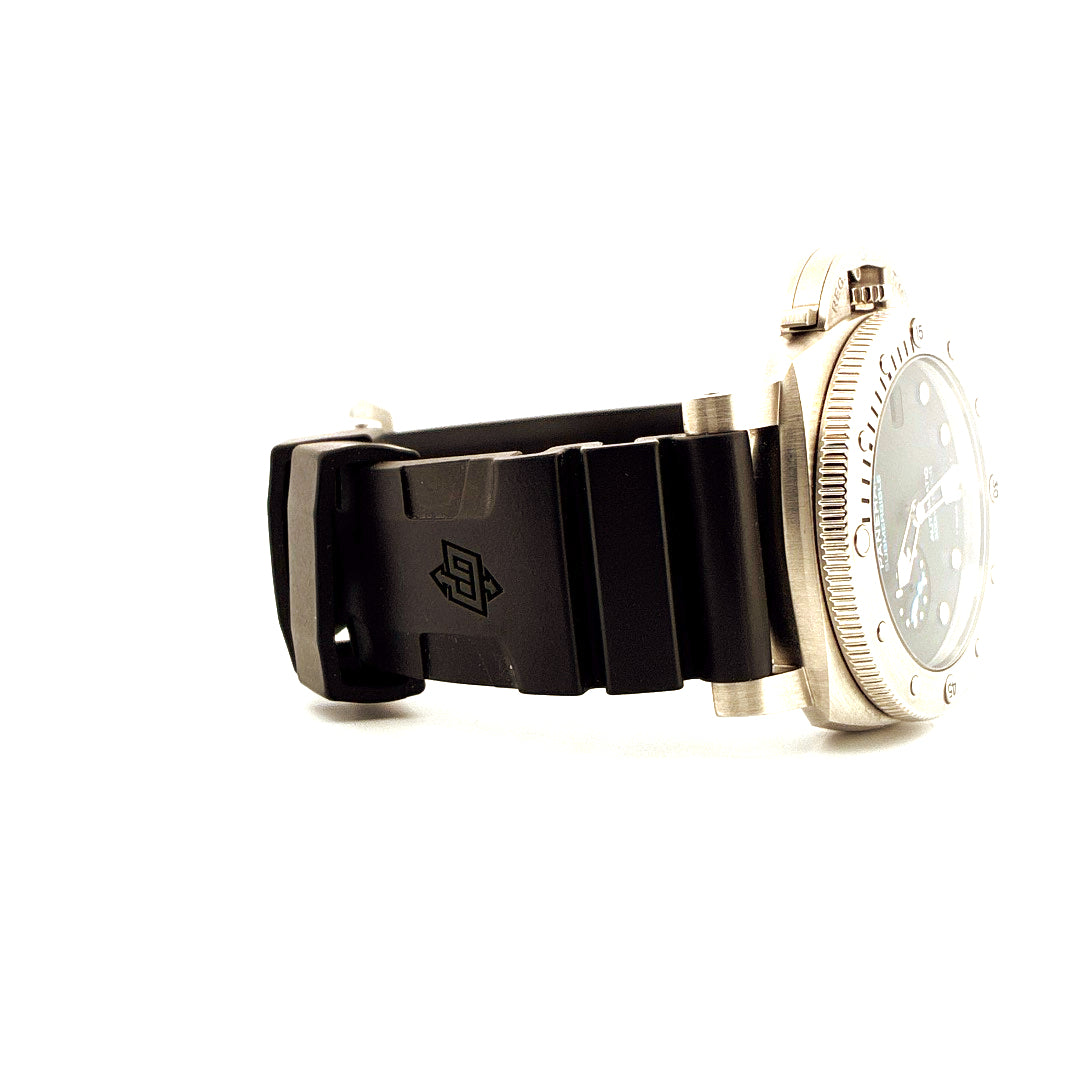 Seitliche Ansicht einer Panerai Luminor Submersible Quarantaquattro mit schwarzem Kautschukband und Edelstahldetails