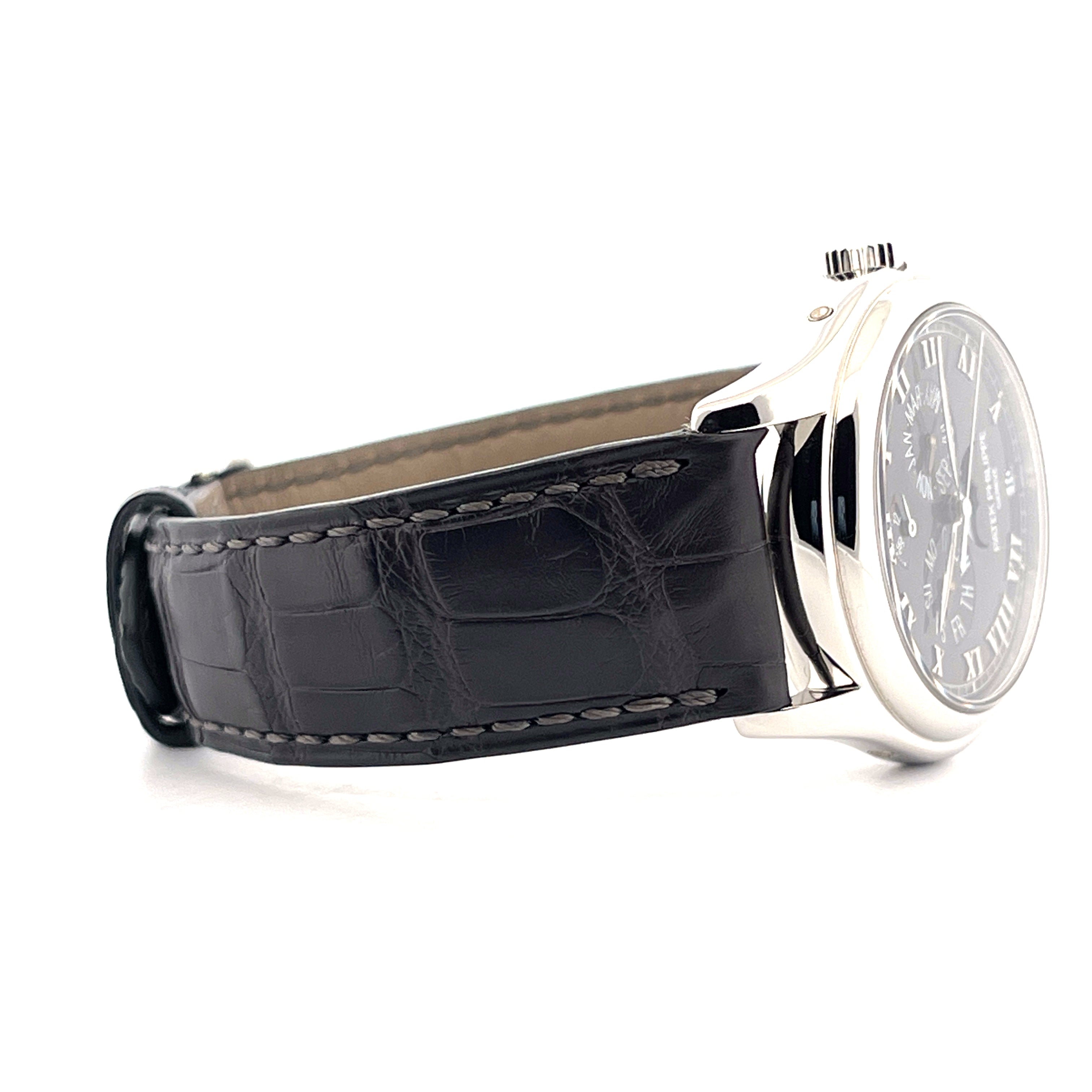Seitenansicht einer Patek Philippe Annual Calendar 5056P-001 mit schwarzem Krokodilarmband und Platingehäuse