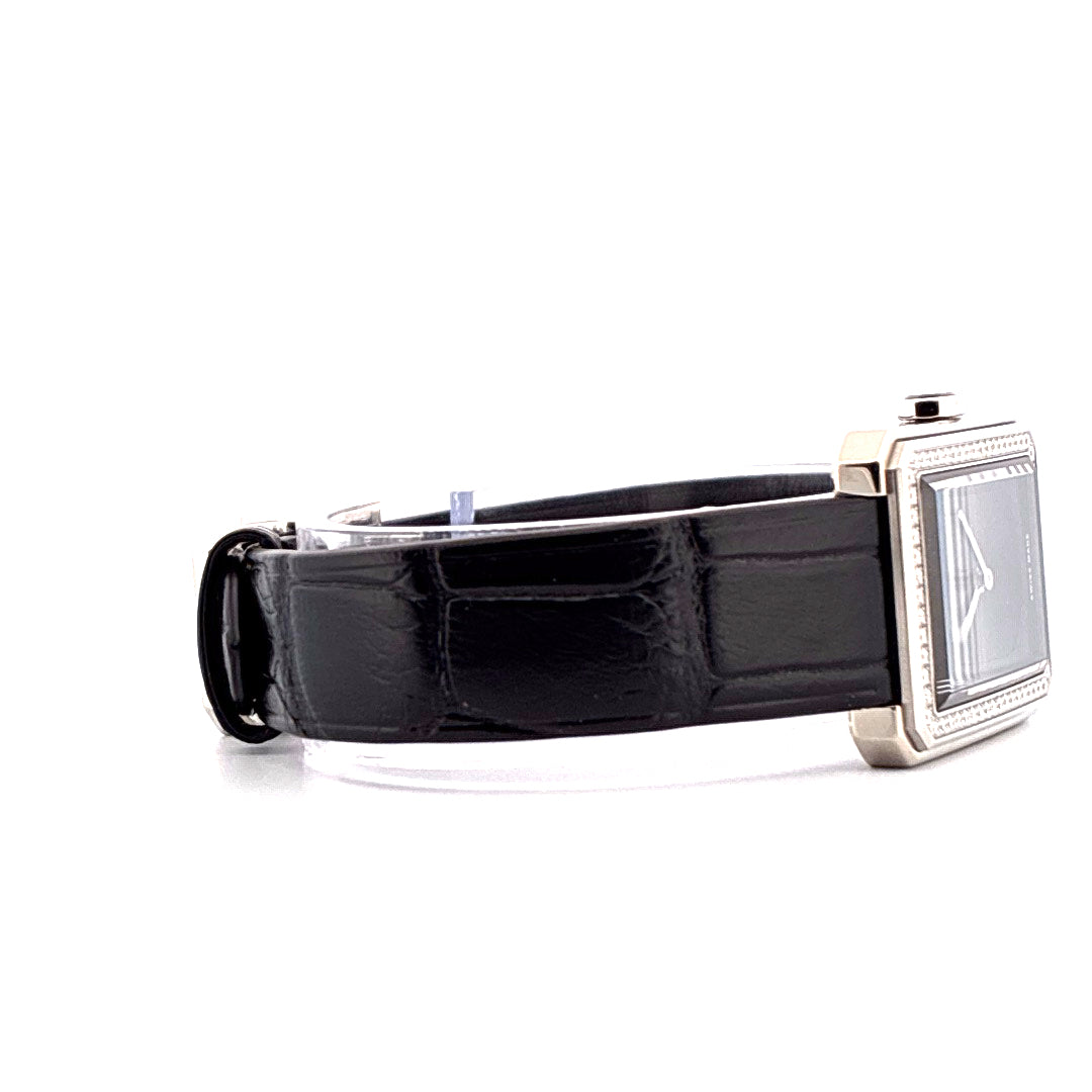 Chanel Boyfriend mit Diamanten von der Seite mit schwarzem Lederarmband und poliertem Edelstahlgehäuse