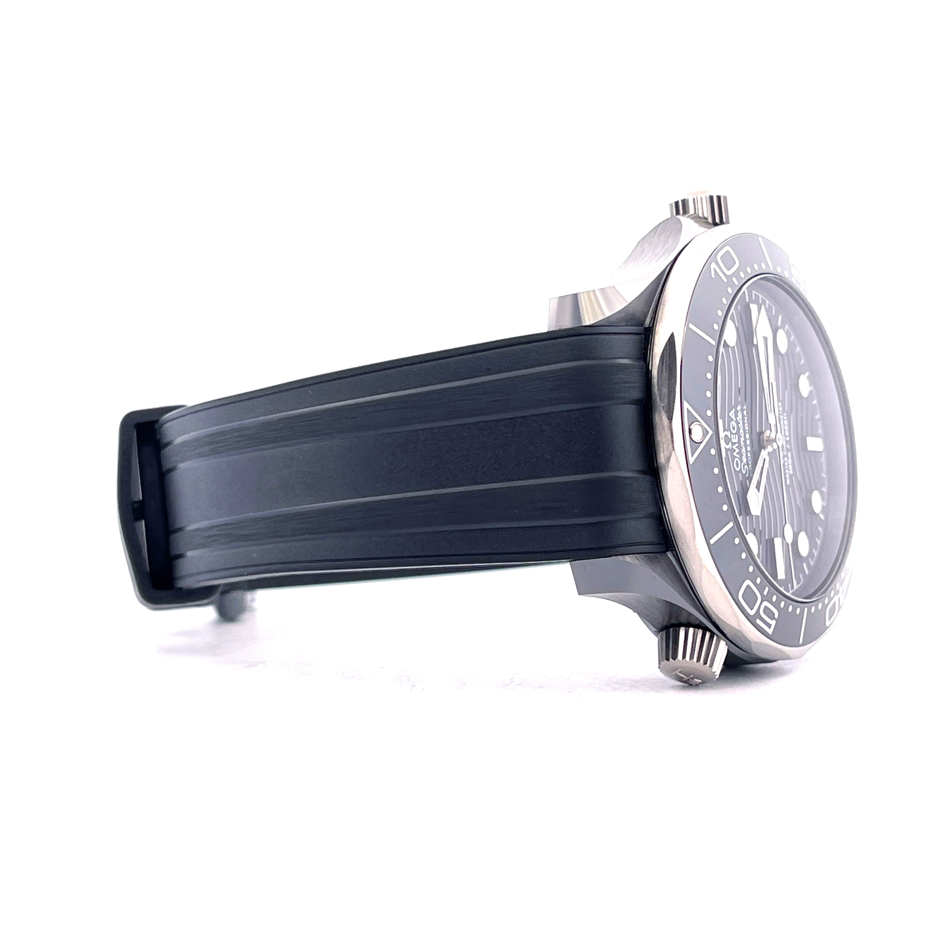 Omega Seamaster Diver 300 M Keramik Titan Uhr mit schwarzem Kautschukarmband in Seitenansicht