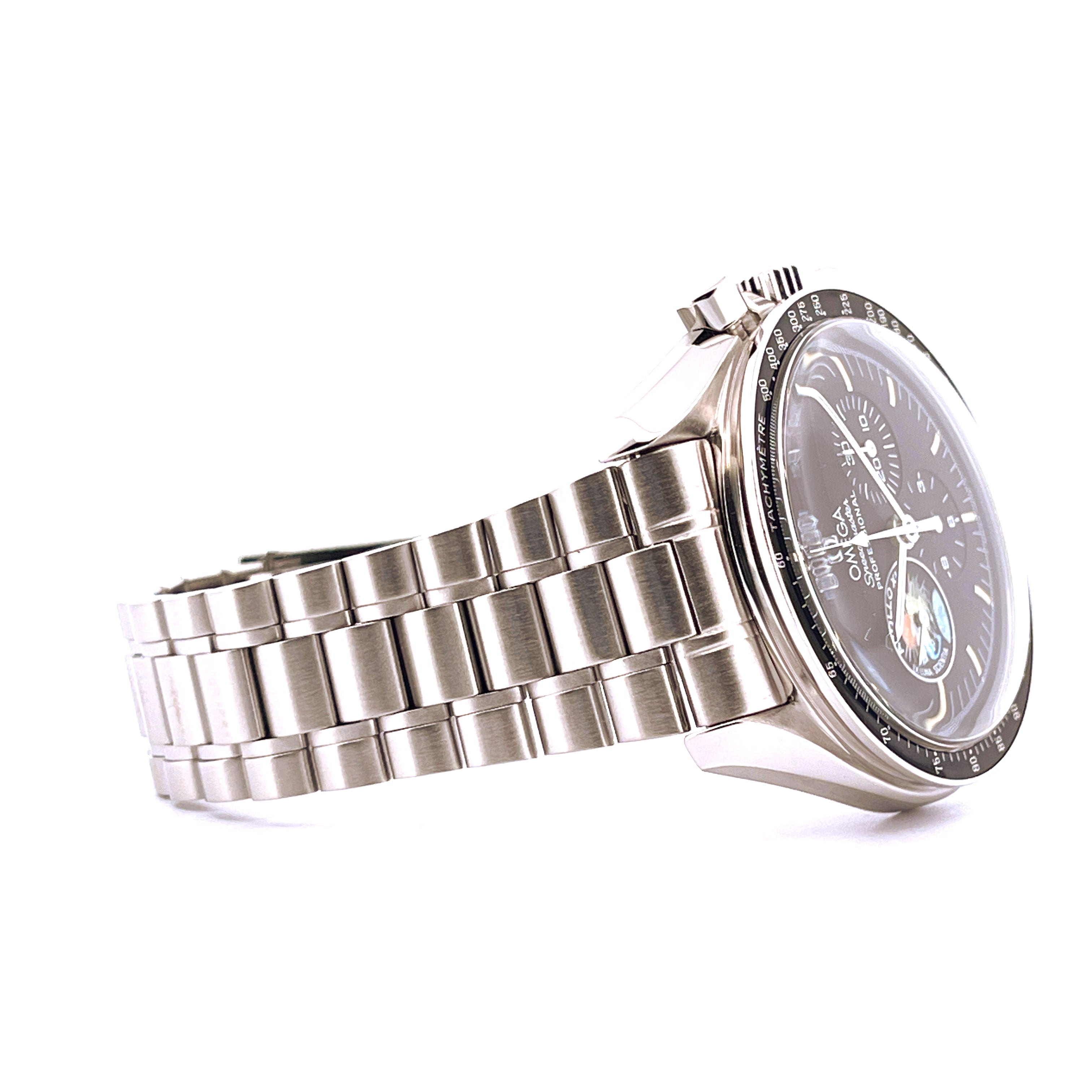 Omega Speedmaster Apollo 13 aus Stahl im Seitenprofil auf weißem Hintergrund