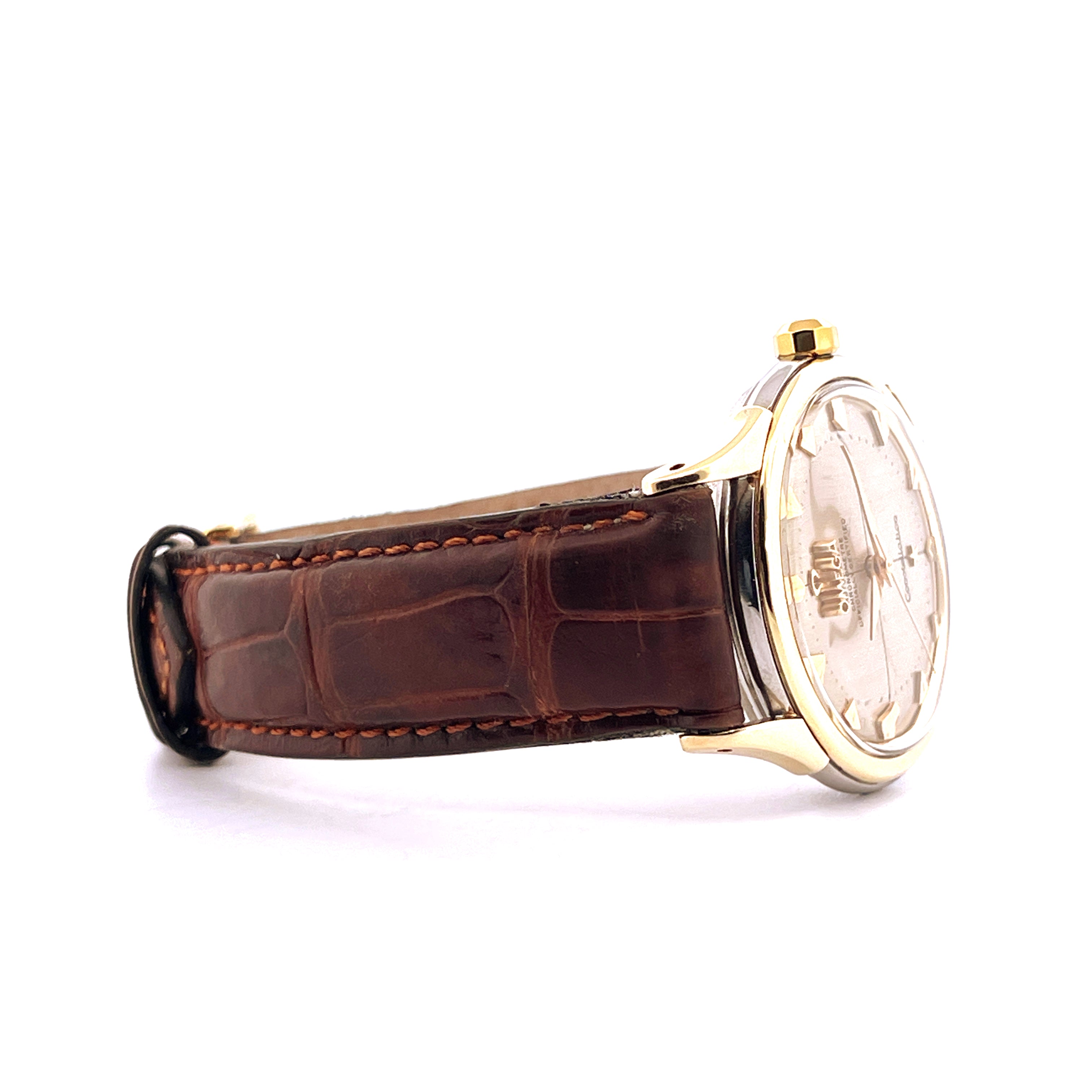 Omega Constellation Pie Pan 1952 Seitenansicht mit braunem Lederarmband auf weißem Hintergrund