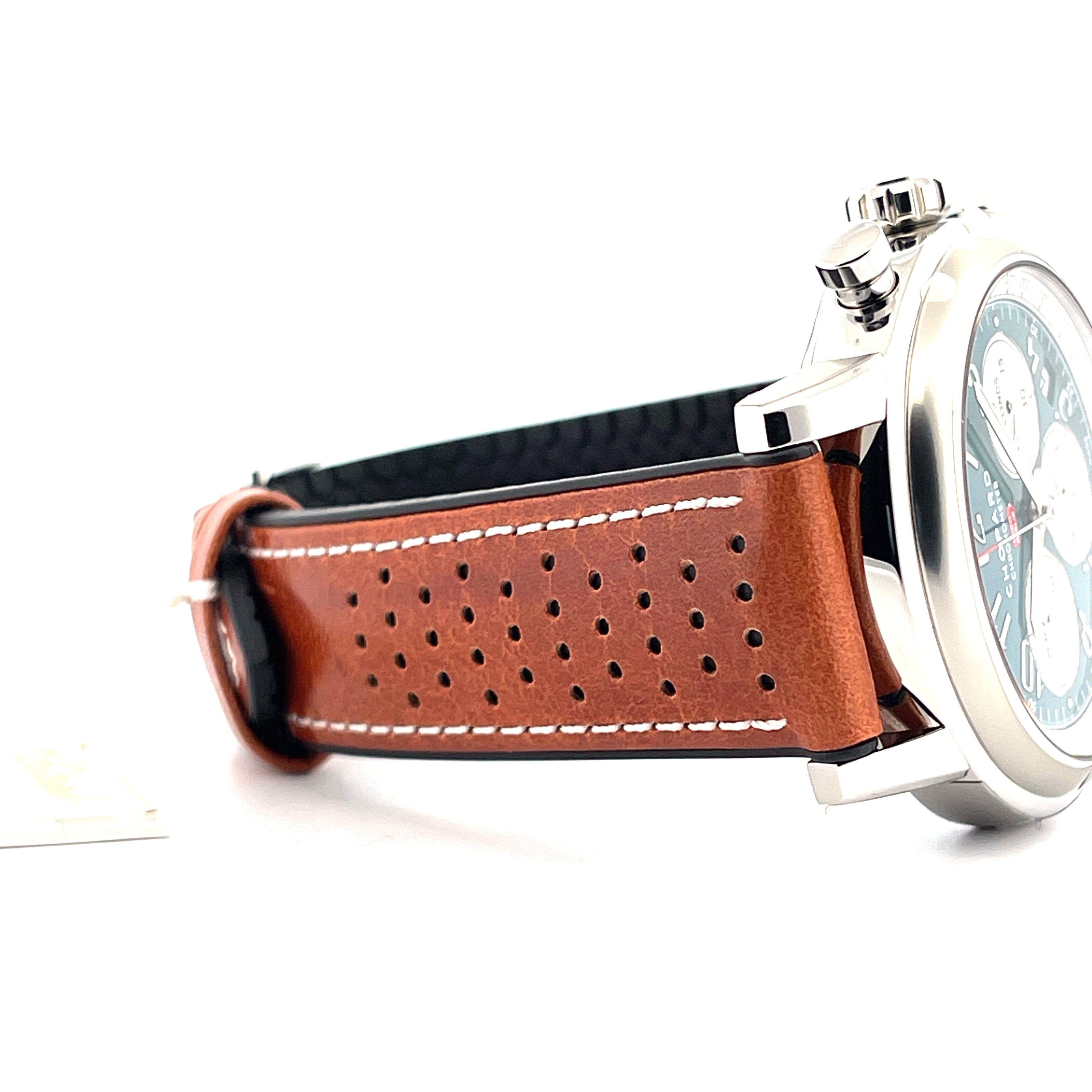 Seitenansicht einer Chopard Mille Miglia SYLT Edition Uhr mit braunem Lederarmband und weißer Naht