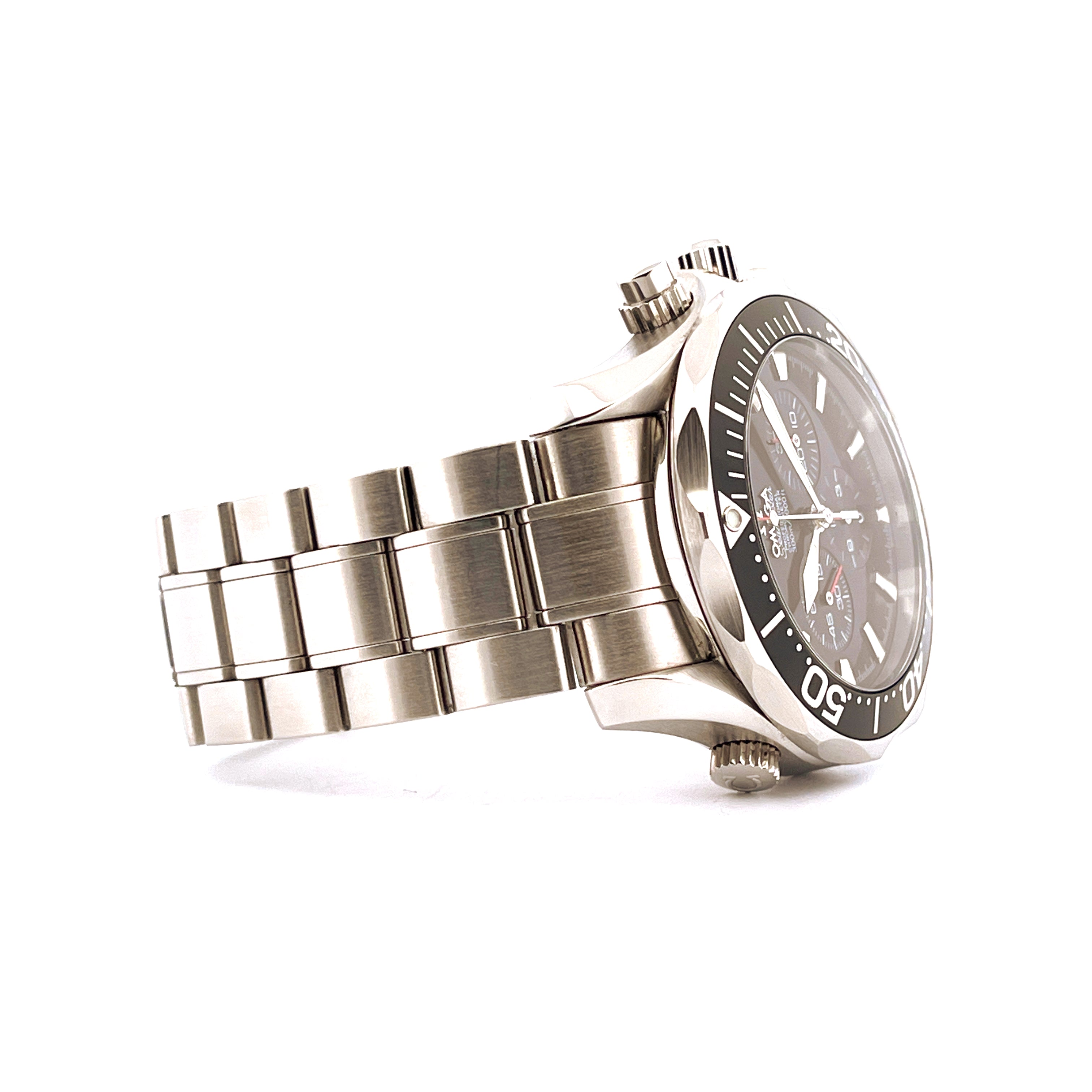 Omega Seamaster Chrono 41,5 Stahl Automatik von der Seite auf weißem Hintergrund