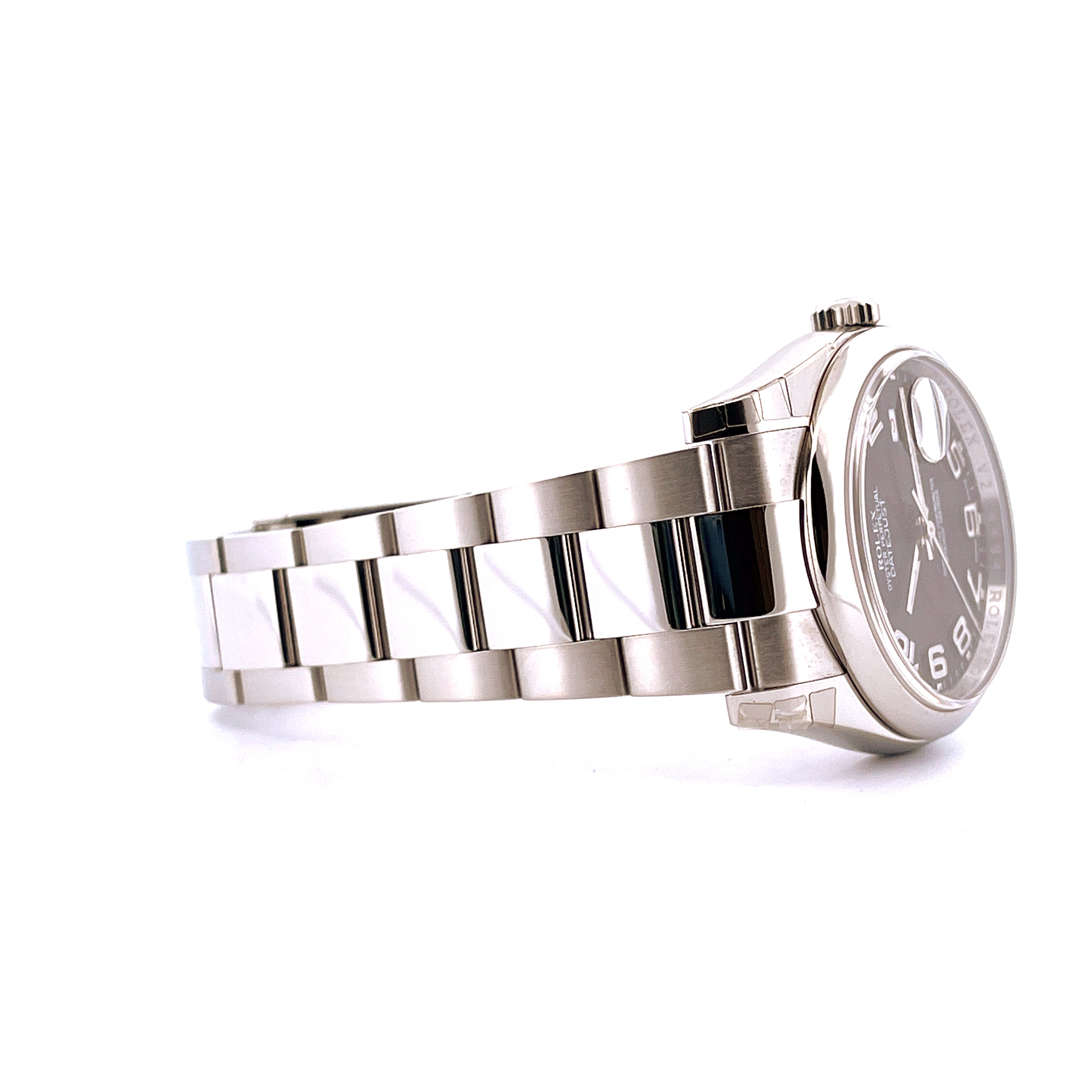 Rolex Datejust 36 concentric Black Dial 116200 im Seitenprofil mit Stahlarmband auf weißem Hintergrund