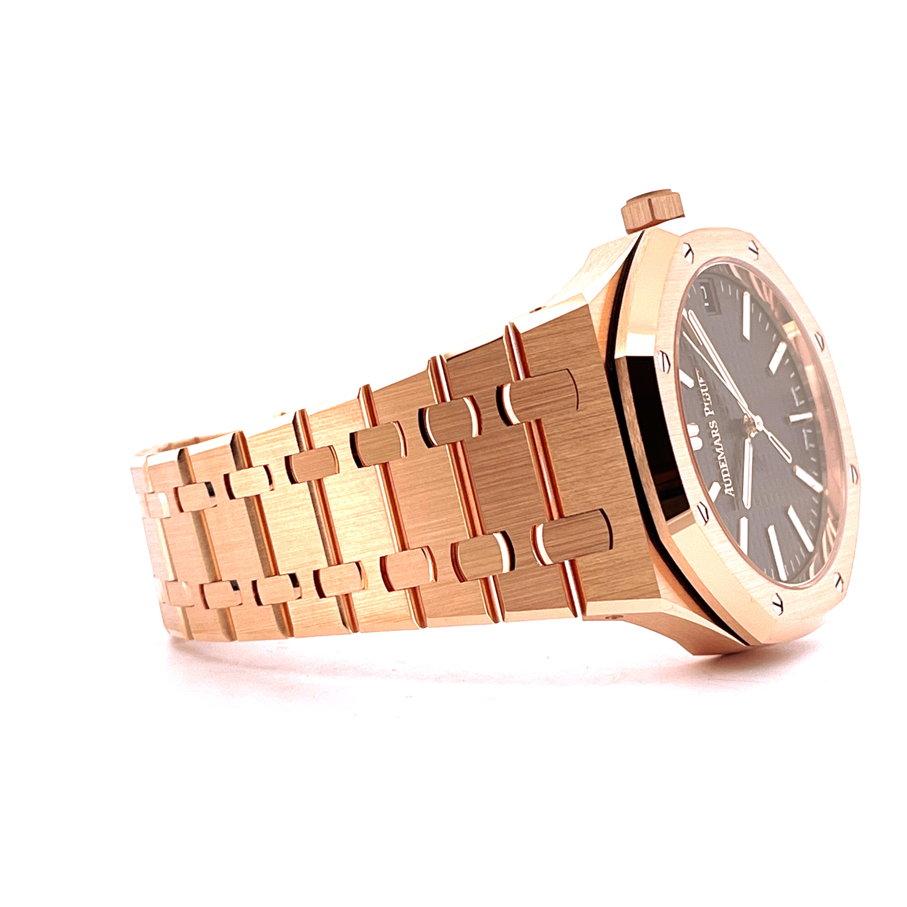 Audemars Piguet Royal Oak 15510OR Roségold, Seitenansicht des Armbands und Zifferblatts auf weißem Hintergrund