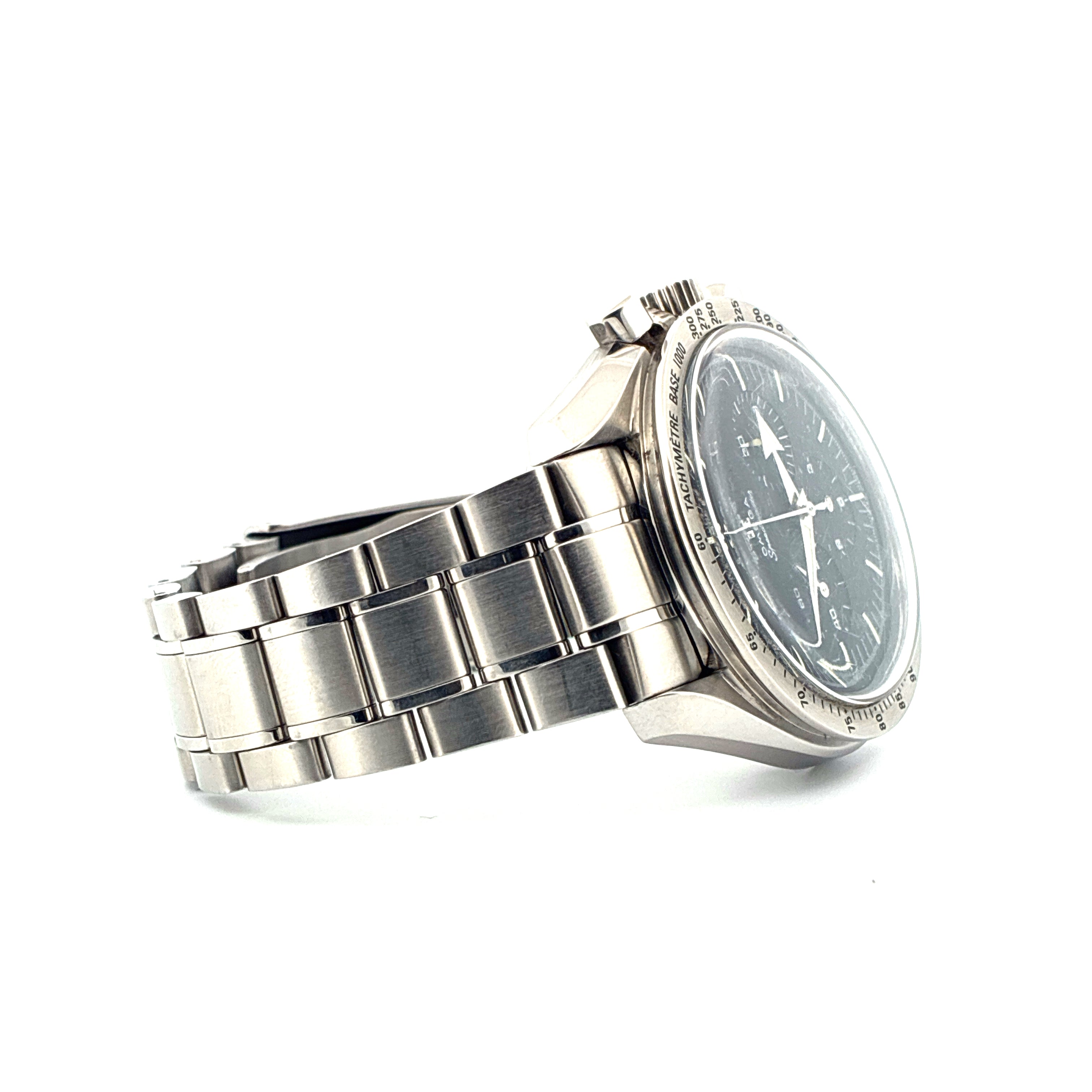Omega Speedmaster Broad Arrow Stahlgehäuse mit schwarzem Zifferblatt und Metallband in Seitenansicht