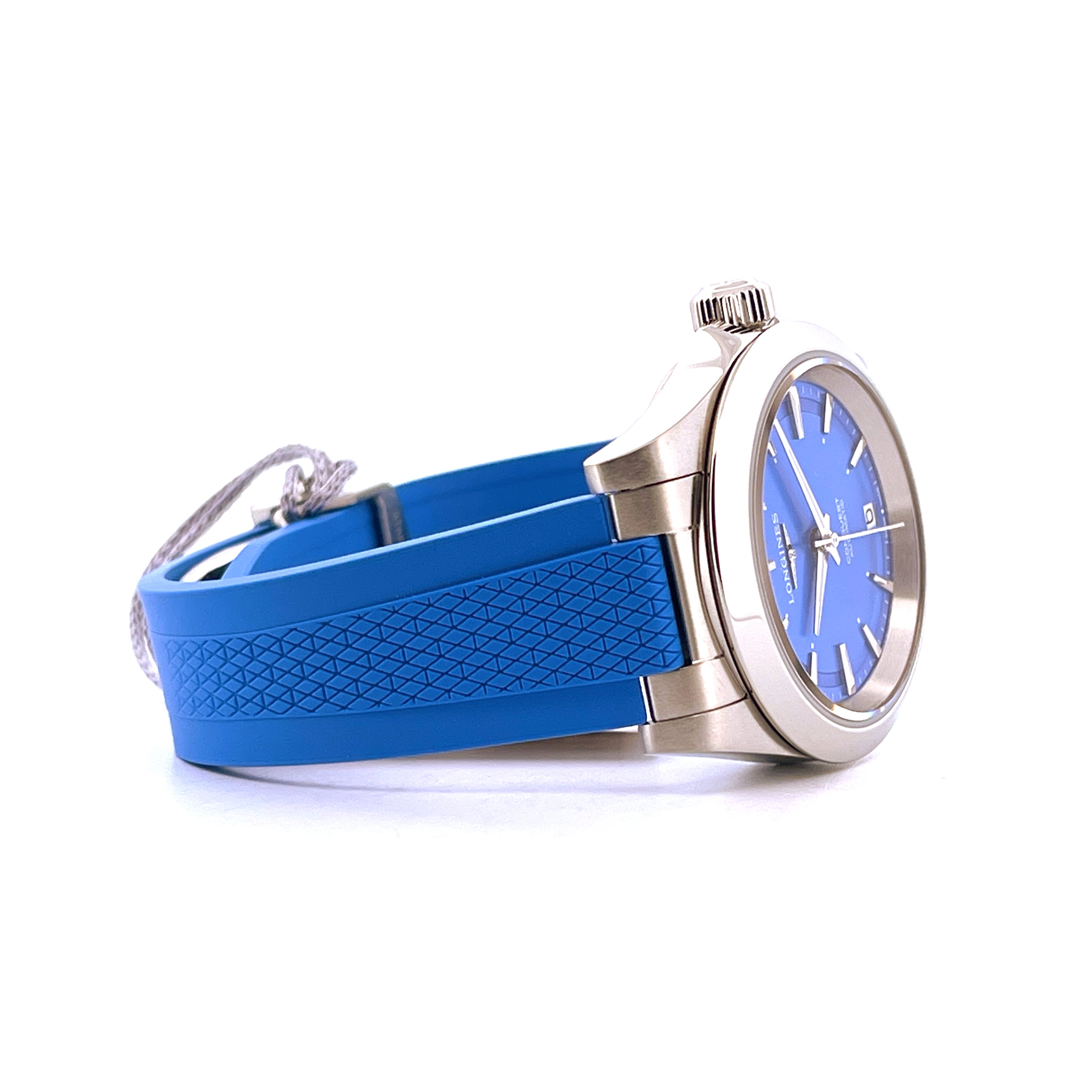 Longines Conquest Lady Rubber SYLT EDITION im Seitenprofil mit blauem Zifferblatt und blauem Kautschukarmband
