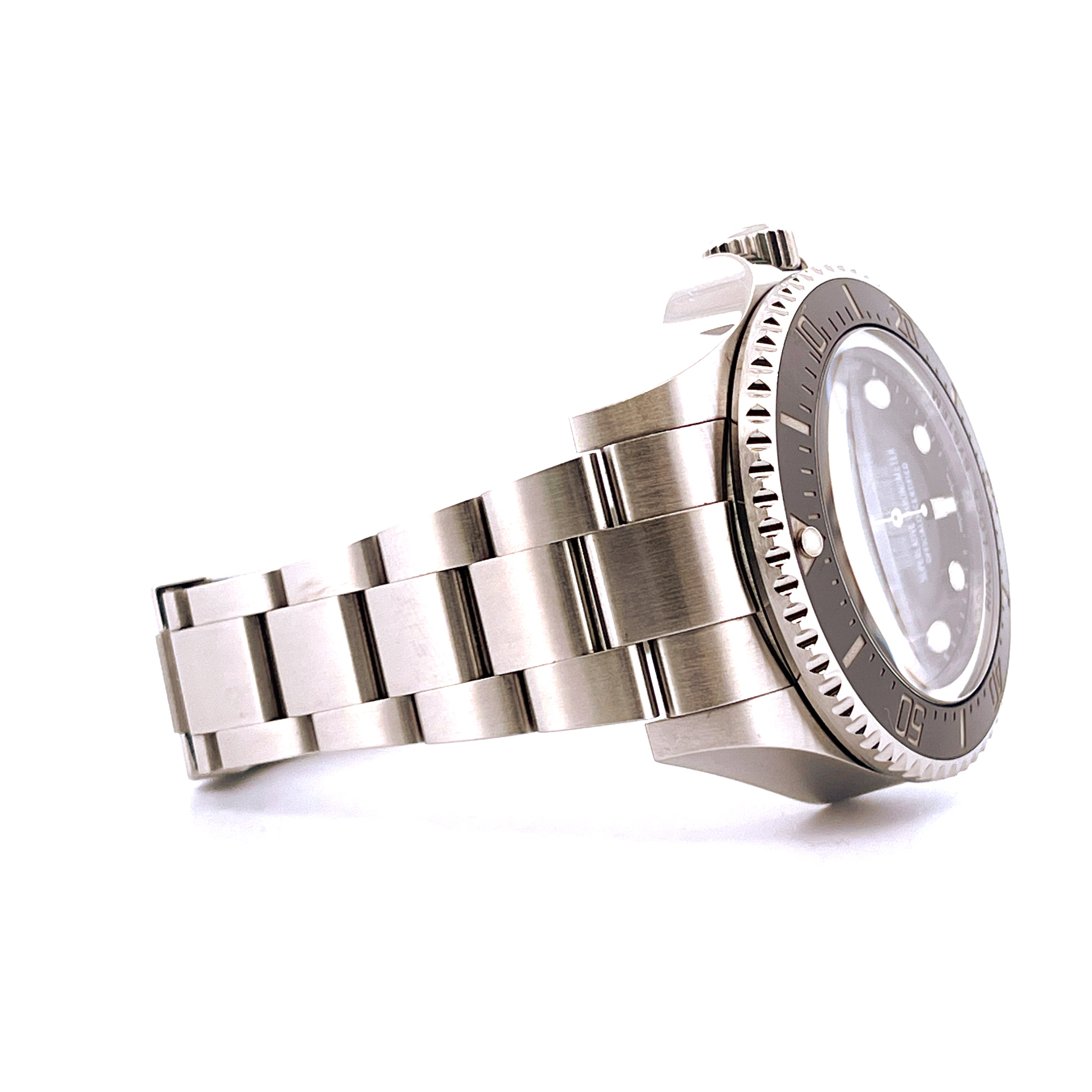 Rolex Sea-Dweller Deepsea 116660 von der Seite mit Stahlarmband auf weißem Hintergrund