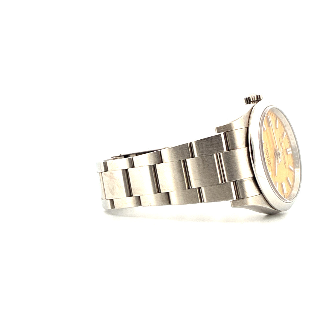 Seitenansicht einer Rolex Oyster Perpetual 36 mit gelbem Zifferblatt und Stahlband auf weißem Hintergrund