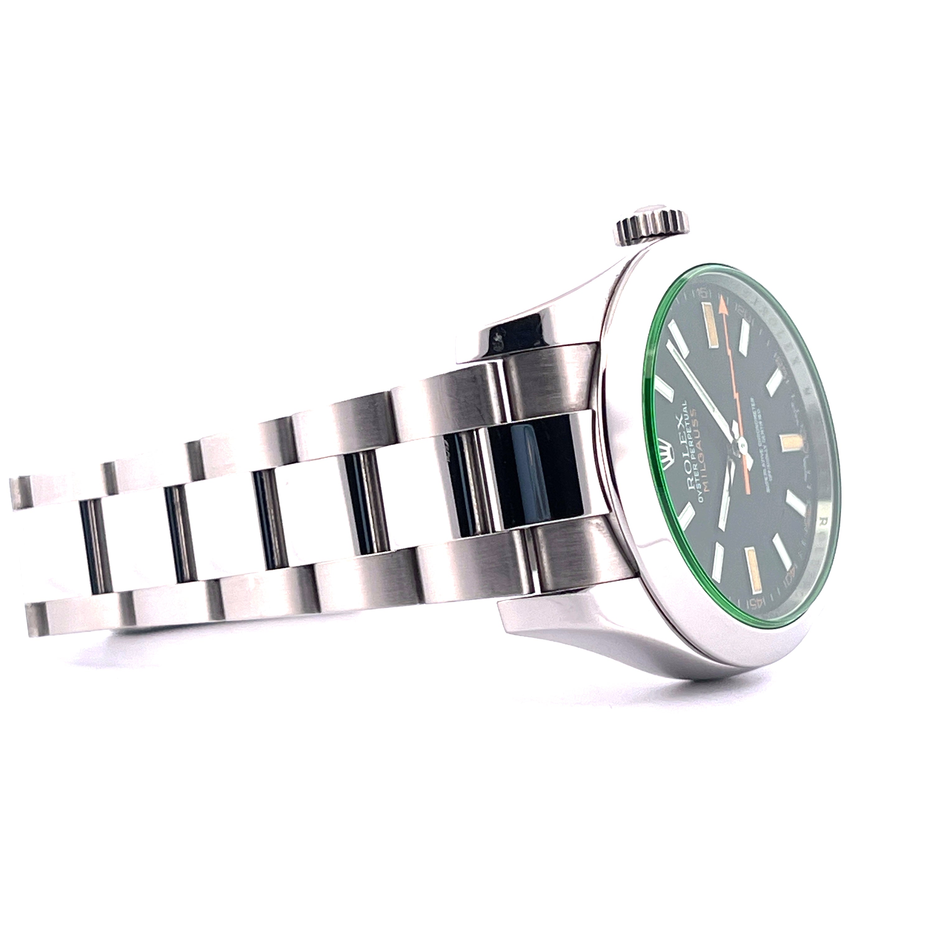 Rolex Milgauss 116400GV seitliche Ansicht auf weissem Hintergrund mit Stahlarmband und dunklem Zifferblatt