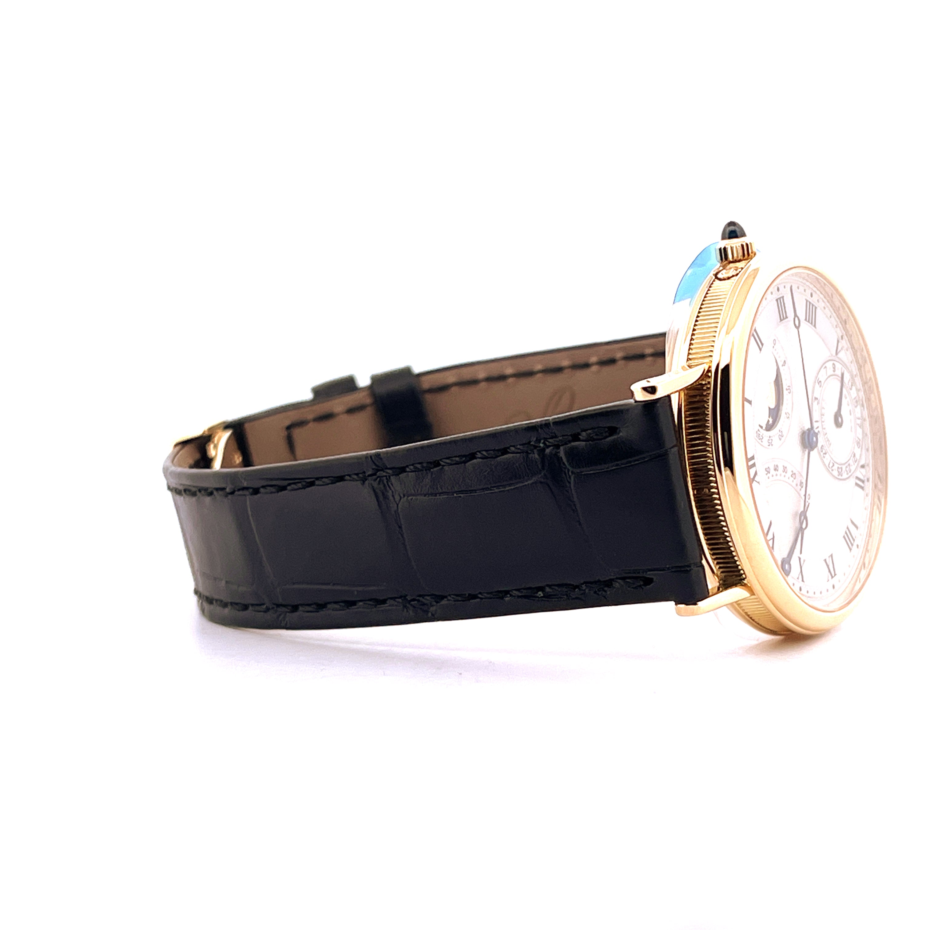 Breguet Classique Power Reserve Gelbgold Uhr im Seitenprofil mit schwarzem Lederarmband auf weißem Hintergrund