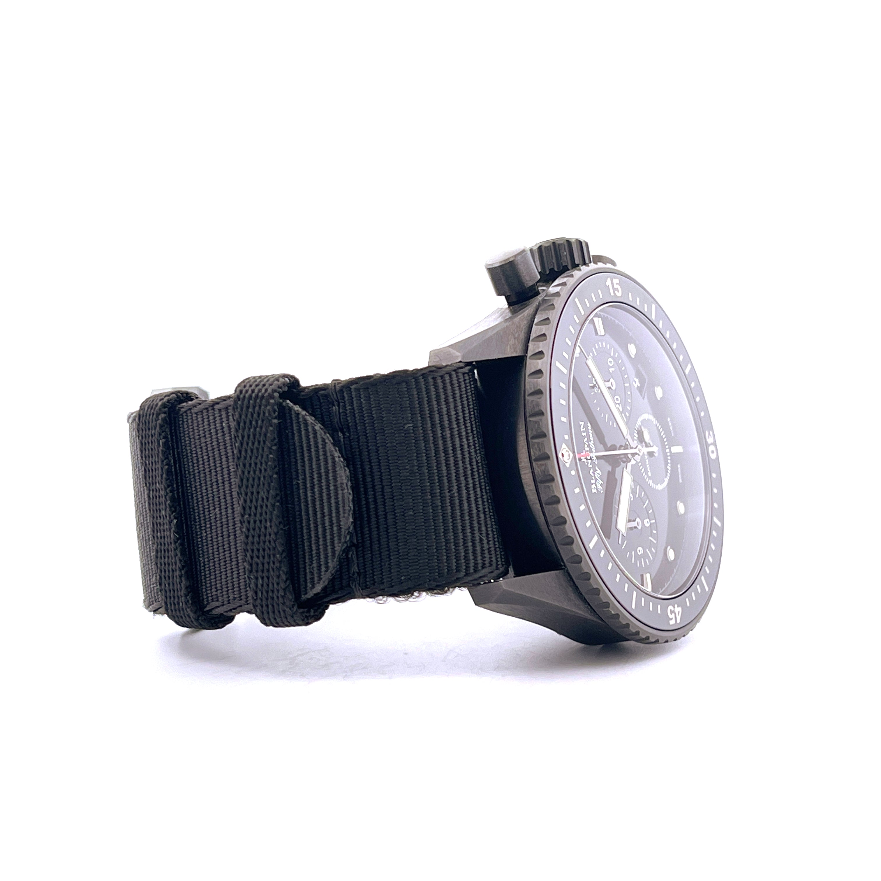 Seitenansicht einer schwarzen Blancpain Fifty Fathoms Bathyscaphe Flyback Ceramic Uhr mit schwarzem Armband
