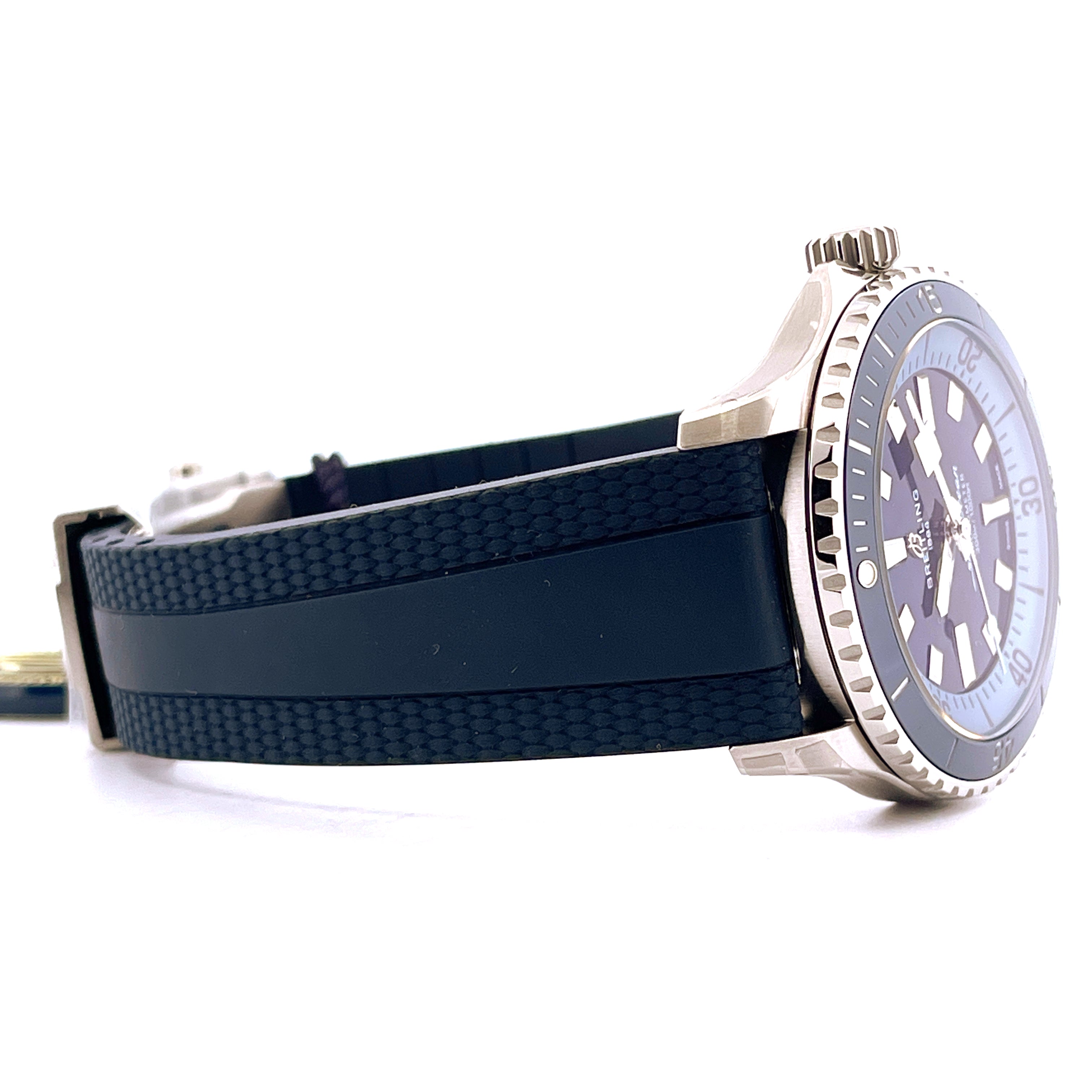 Breitling Superocean Automatic 42 Sylt Edition im Profil mit blauem Zifferblatt und strukturiertem Kautschukband