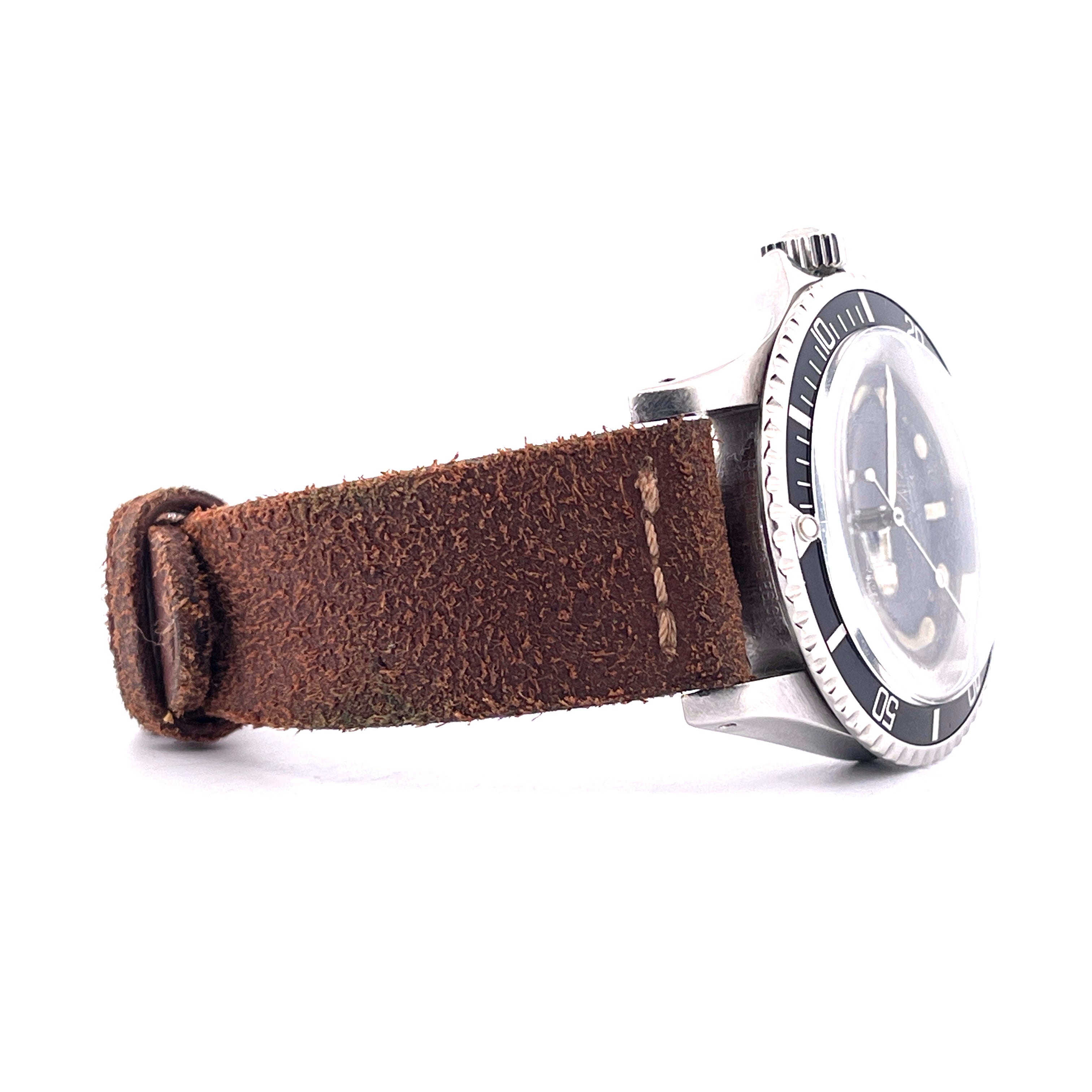 Rolex Submariner Ref. 5512 Stahl Automatik mit braunem Lederarmband Seitenansicht auf weißem Hintergrund
