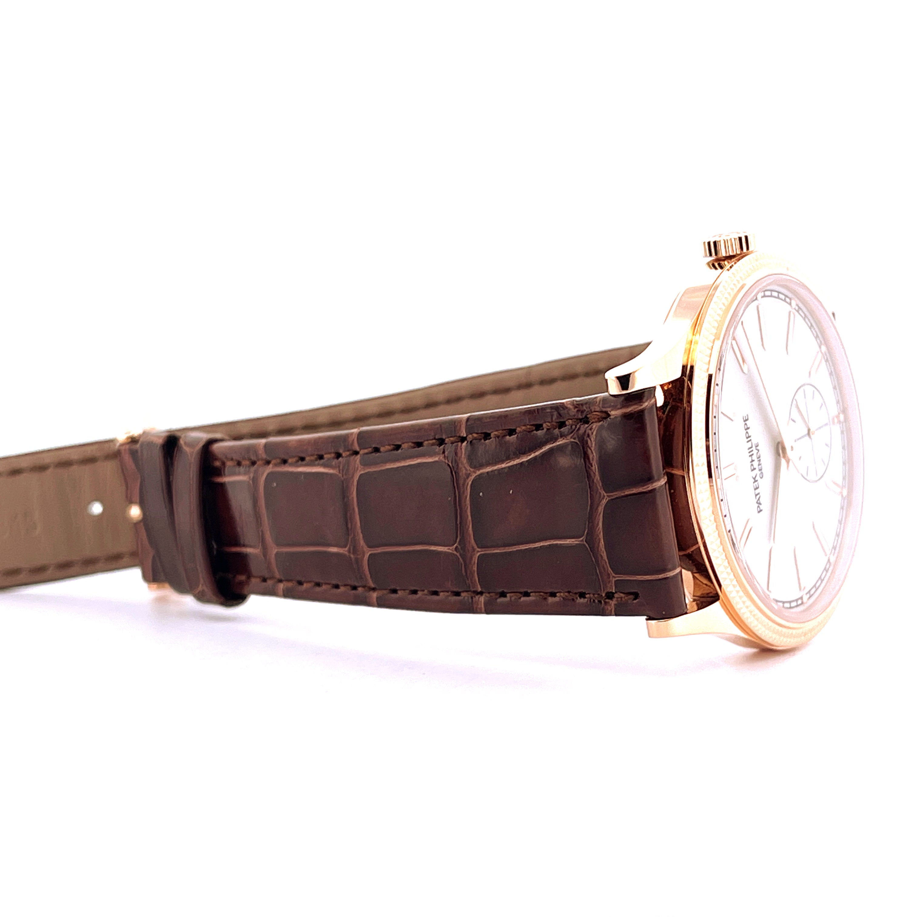 Seitenansicht einer Patek Philippe Calatrava 6119R-001 mit roségoldenem Gehäuse und braunem Krokodillederarmband