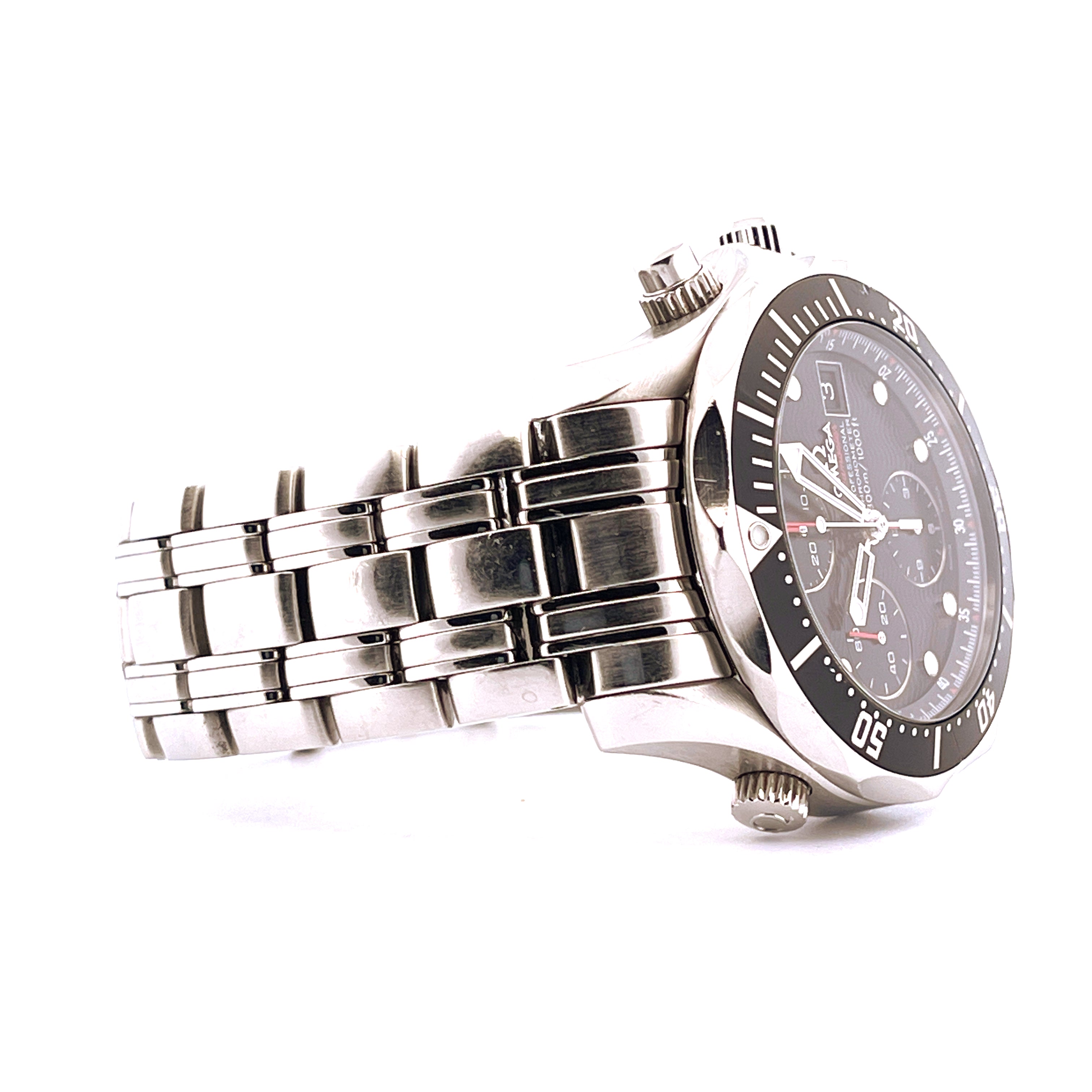Omega Seamaster Diver Chronograph Automatik aus Edelstahl mit schwarzem Zifferblatt und Edelstahlarmband in Seitenansicht