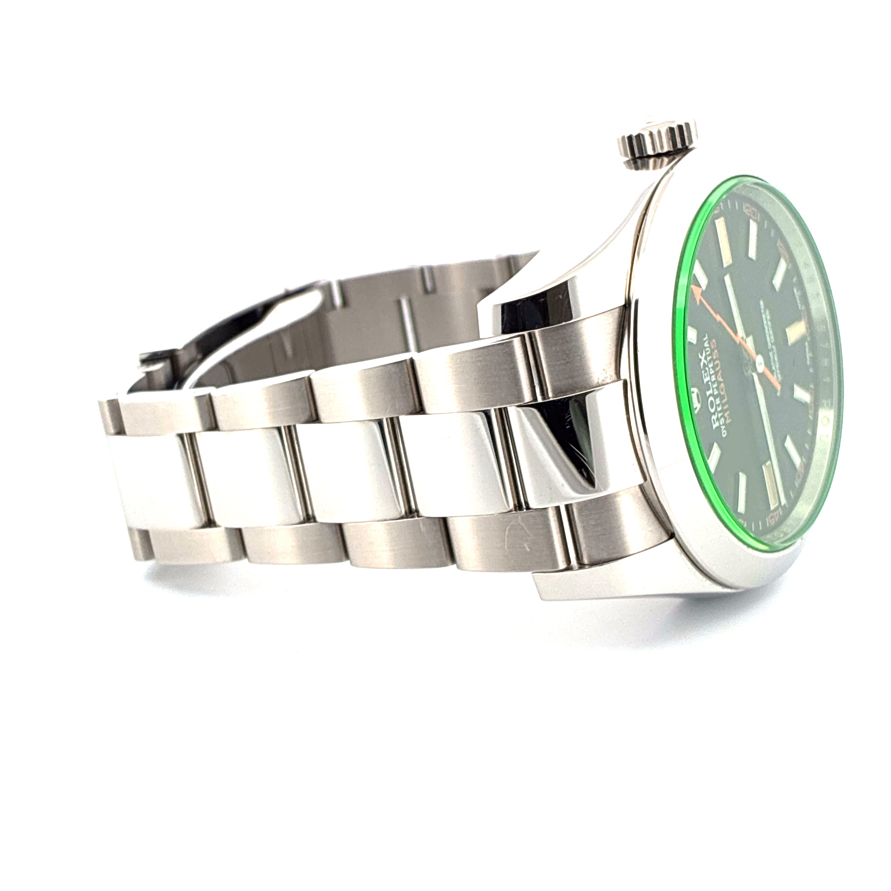 Rolex Milgauss mit schwarzem Zifferblatt und grünem Akzent im Detail, auf weißem Hintergrund