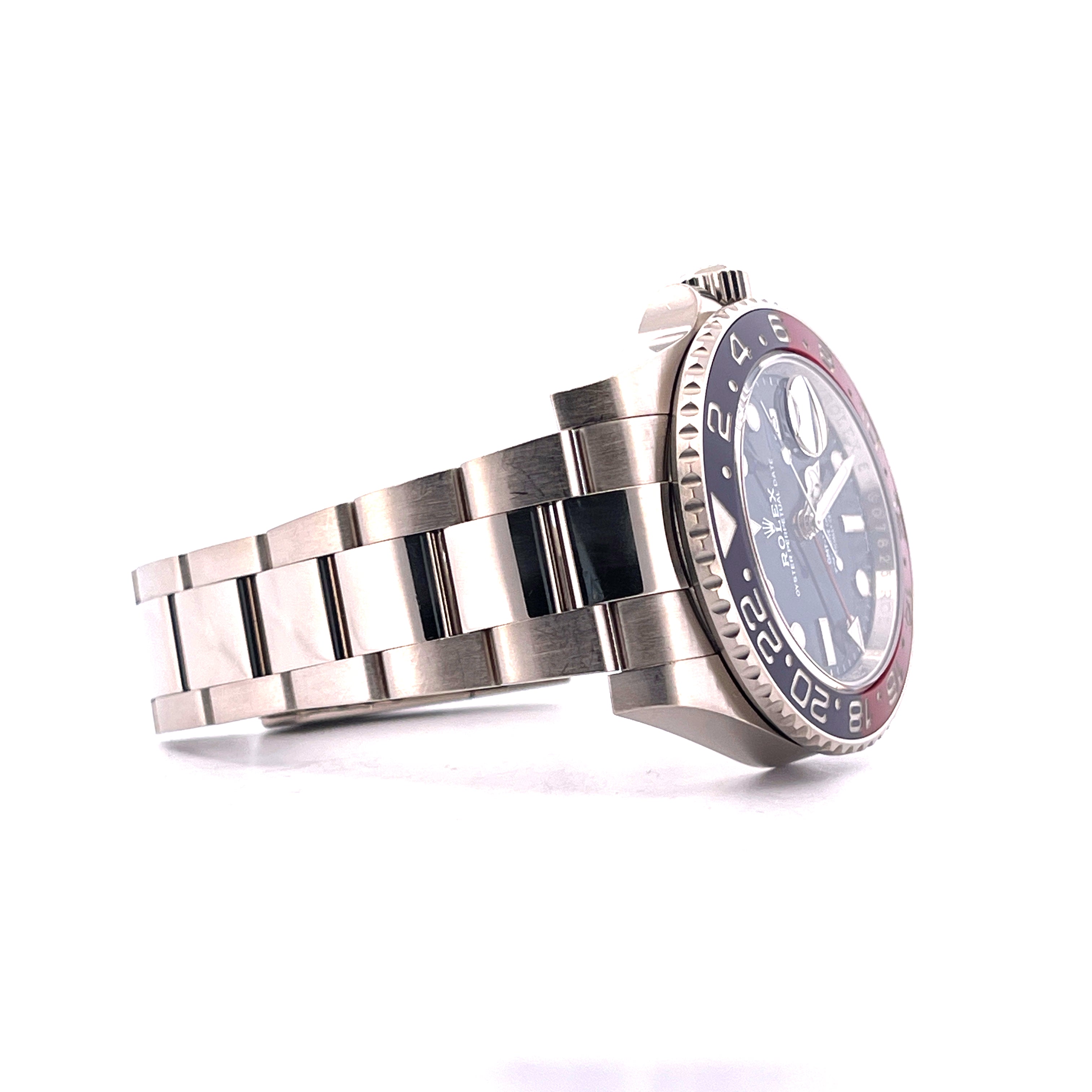 Rolex GMT-Master II Pepsi Whitegold mit blauem Zifferblatt, Seitenansicht auf weißem Hintergrund