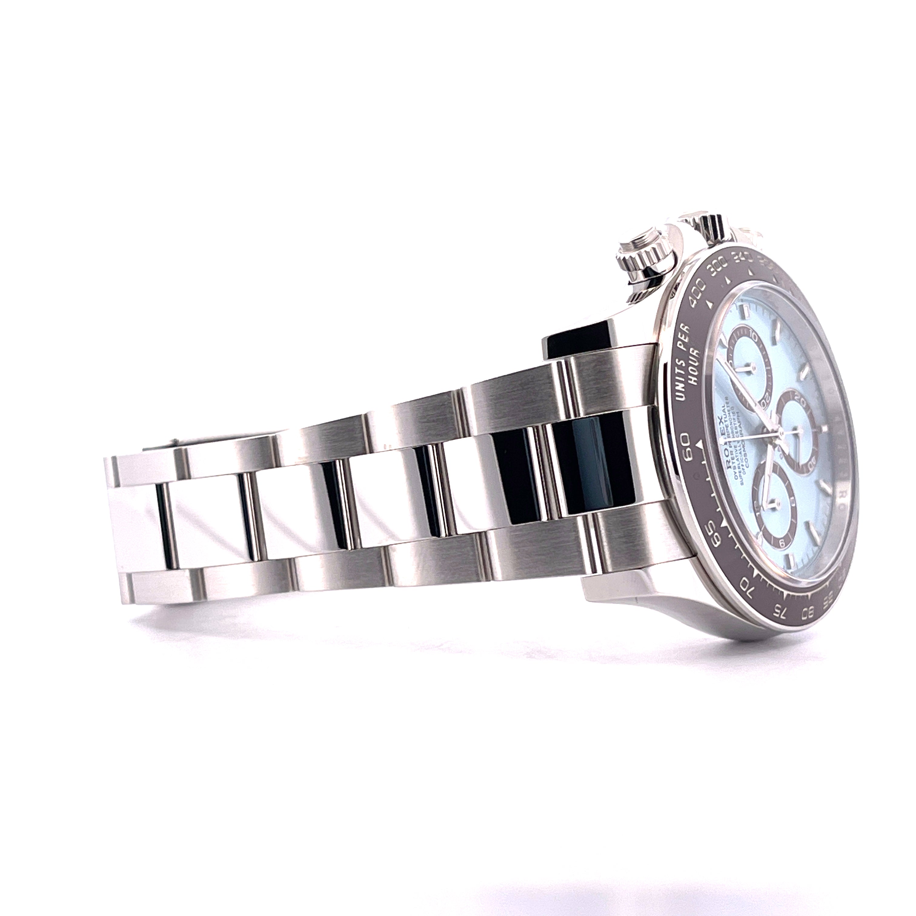 Rolex Daytona Platin Ice Blue 126506, Seitenansicht mit Stahlarmband und eisblauem Zifferblatt auf weißem Hintergrund