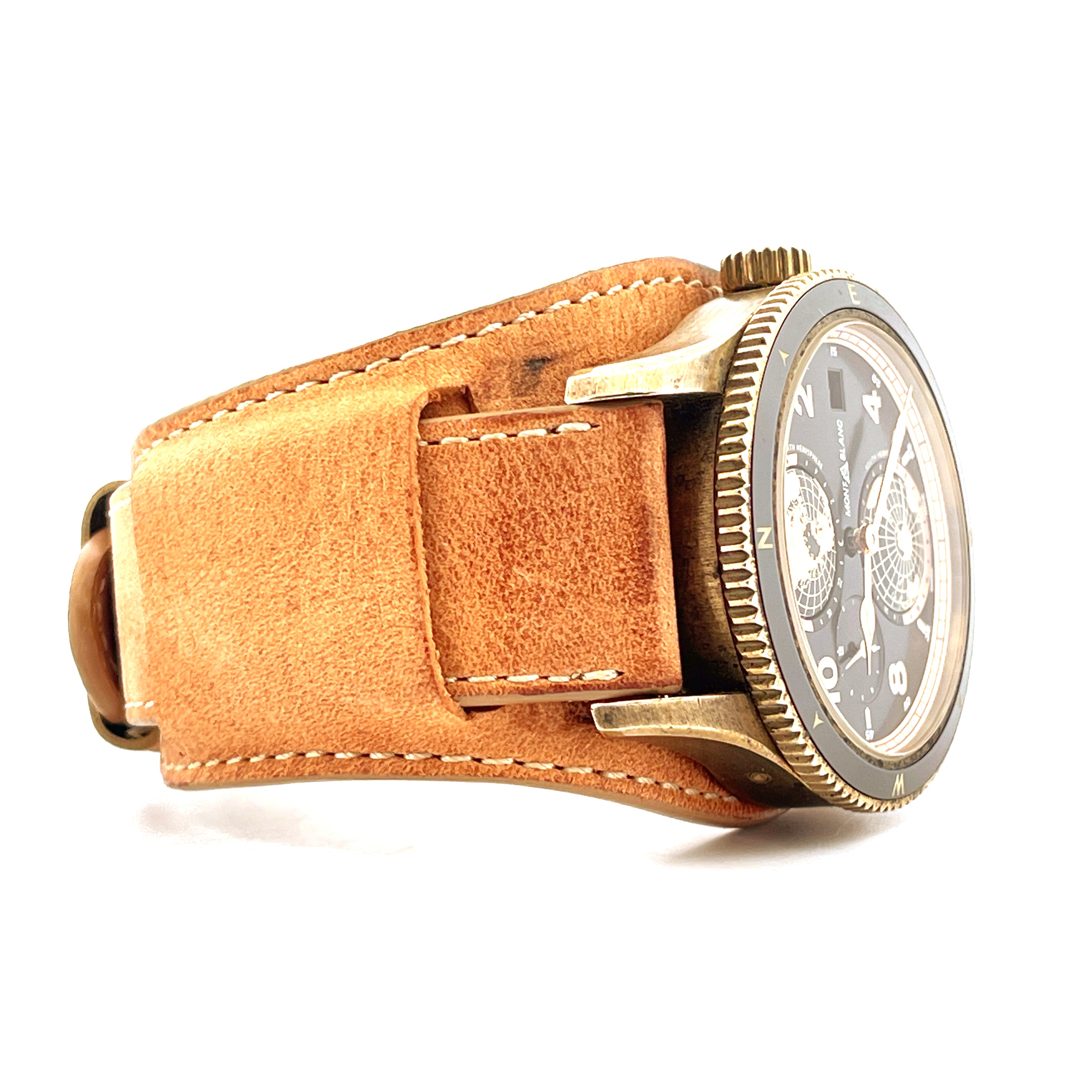 Montblanc 1858 Geosphere Limited Edition aus Bronze mit braunem Lederarmband in Seitenansicht