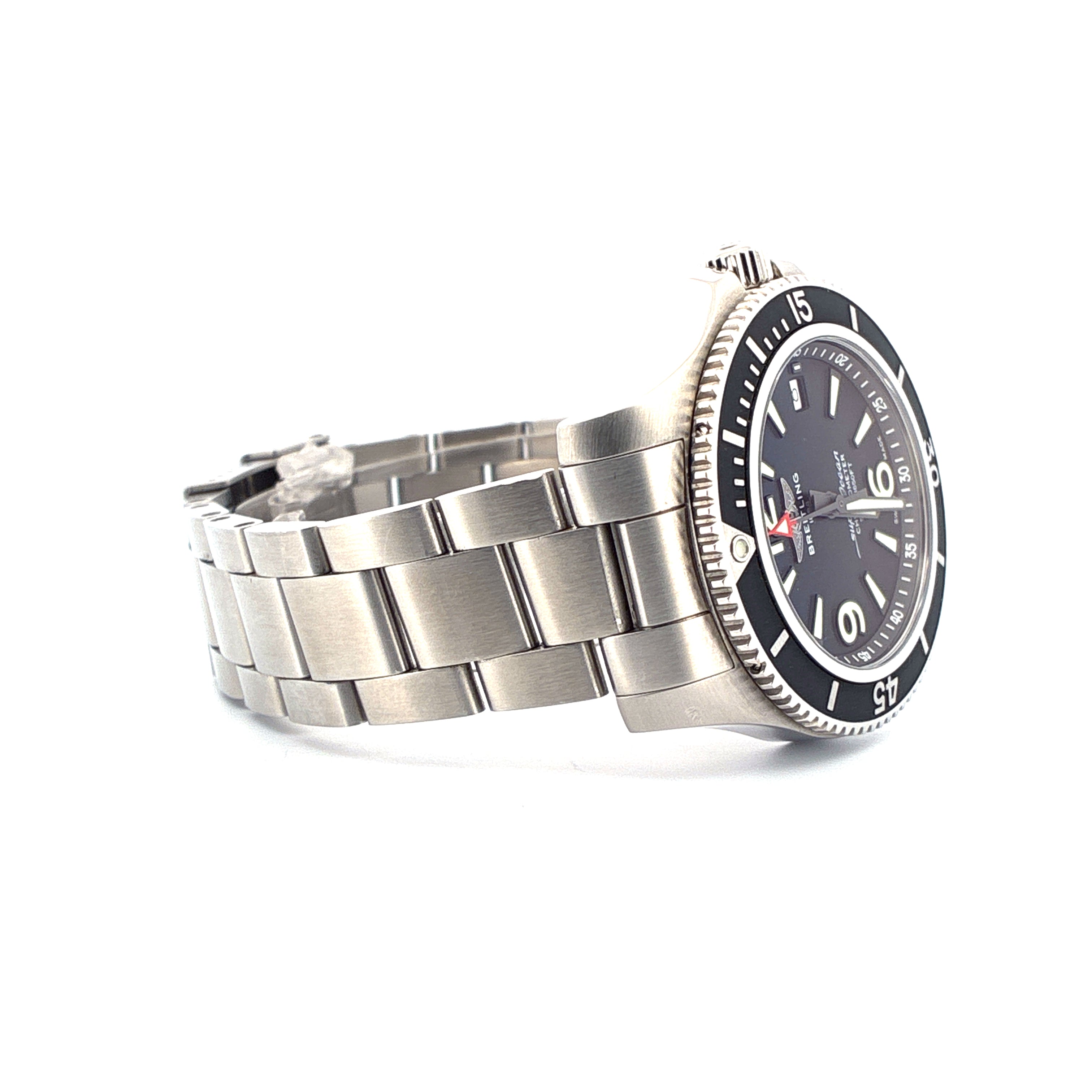 Breitling Superocean 42 aus Stahl, Seitenansicht auf weißem Hintergrund