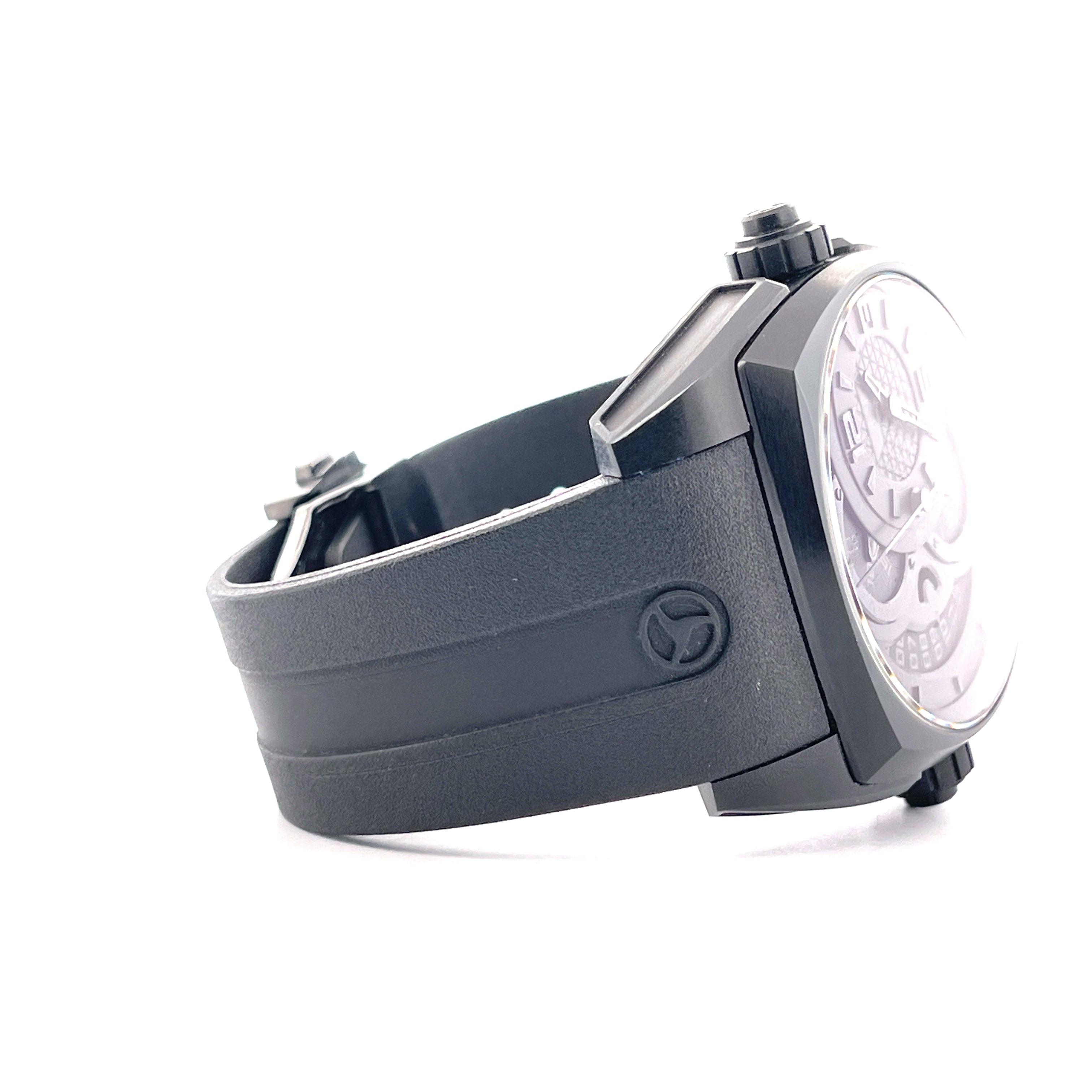 Cyrus Klepcys Chronograph Black DLC Steel Limited Edition im Profil mit schwarzem Armband