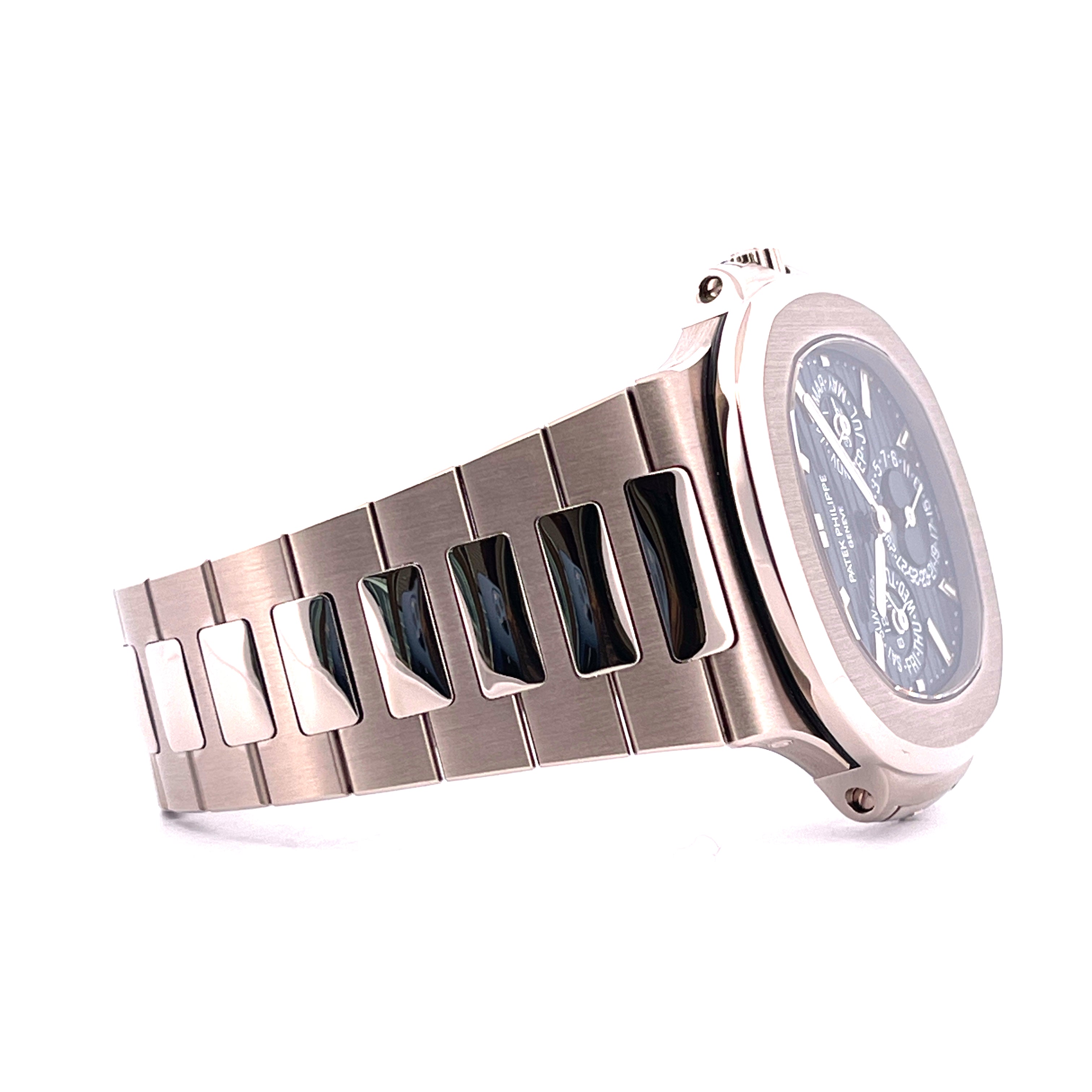 Patek Philippe Nautilus Perpetual Calendar in Weißgold, Seitenansicht, mit einem eleganten Metallarmband