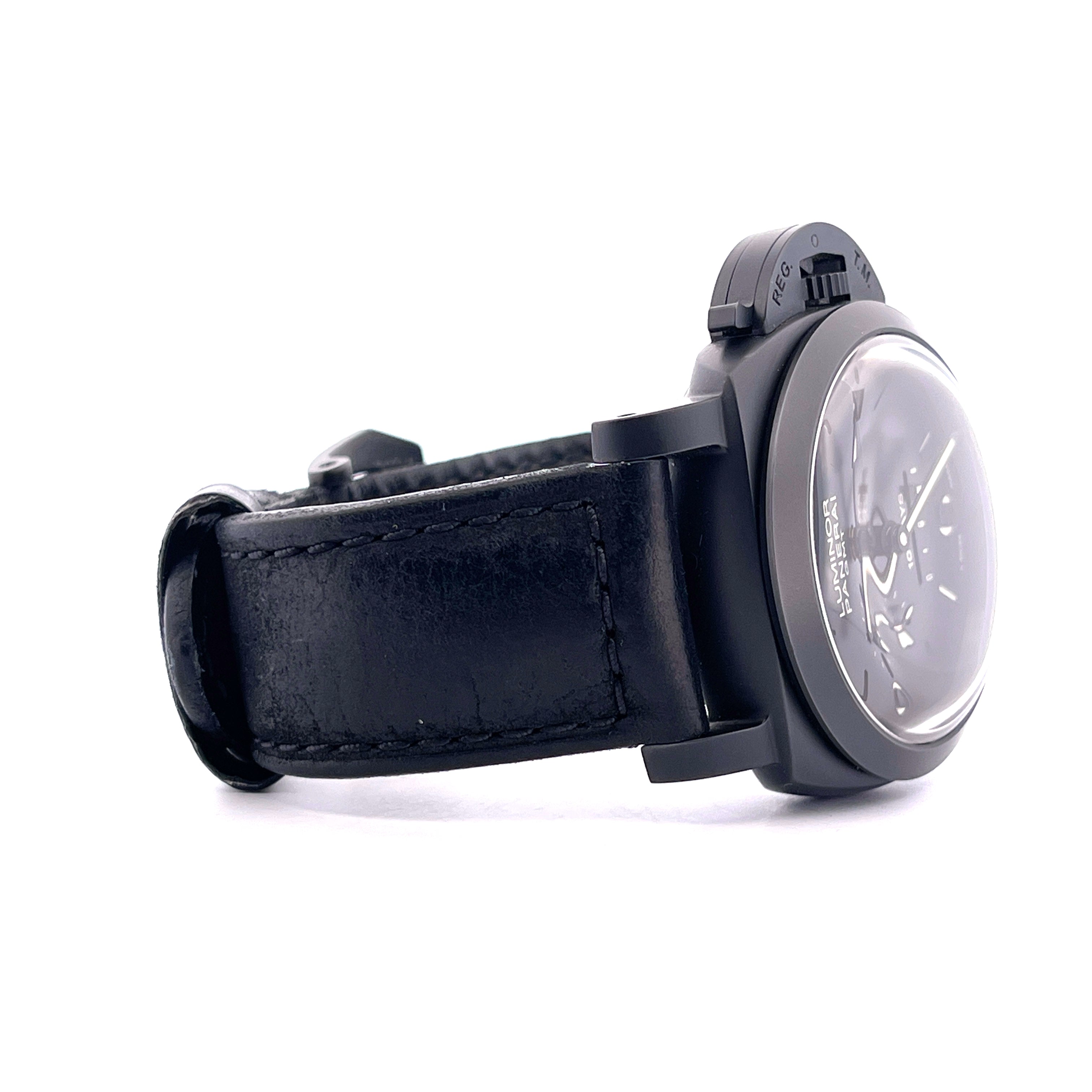 Seitenansicht einer schwarzen Panerai Luminor 1950 Keramikuhr mit schwarzem Lederarmband vor weißem Hintergrund