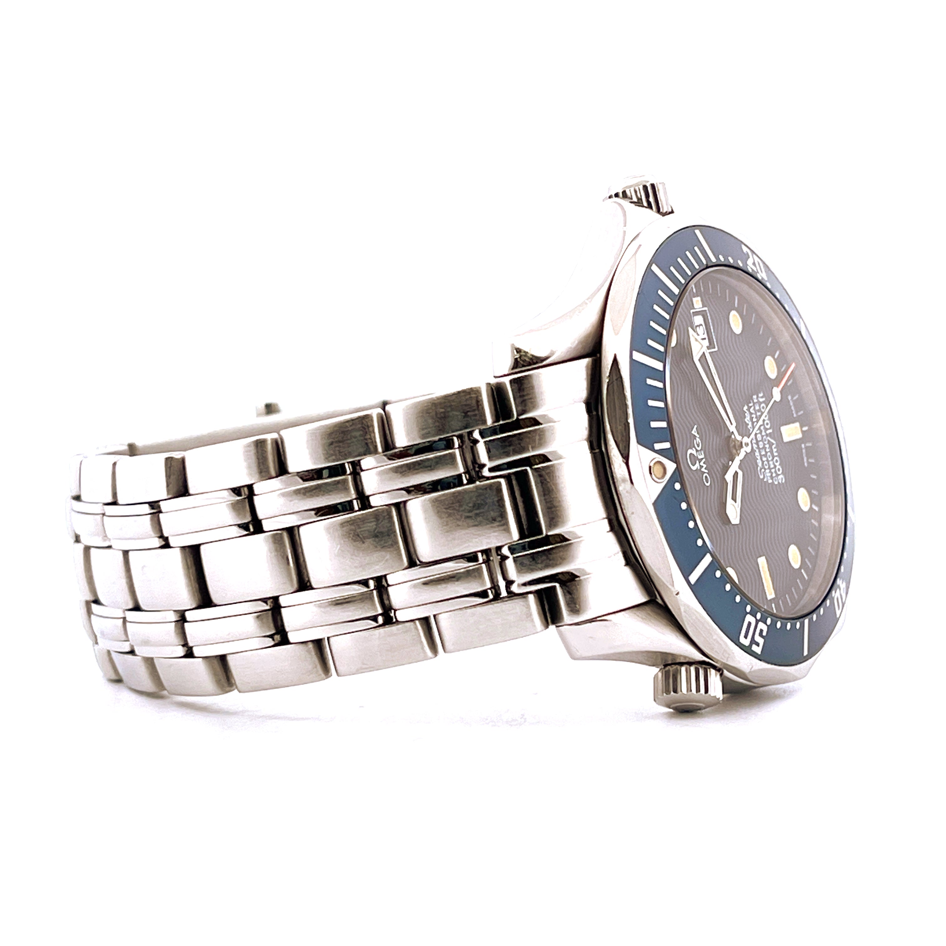 Omega Seamaster Diver 300 Professional Automatikuhr mit blauem Zifferblatt von der Seite, Edelstahlarmband
