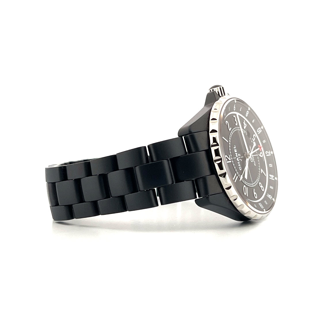 Chanel J12 GMT Keramik matt schwarz, Seitenansicht auf weißem Hintergrund