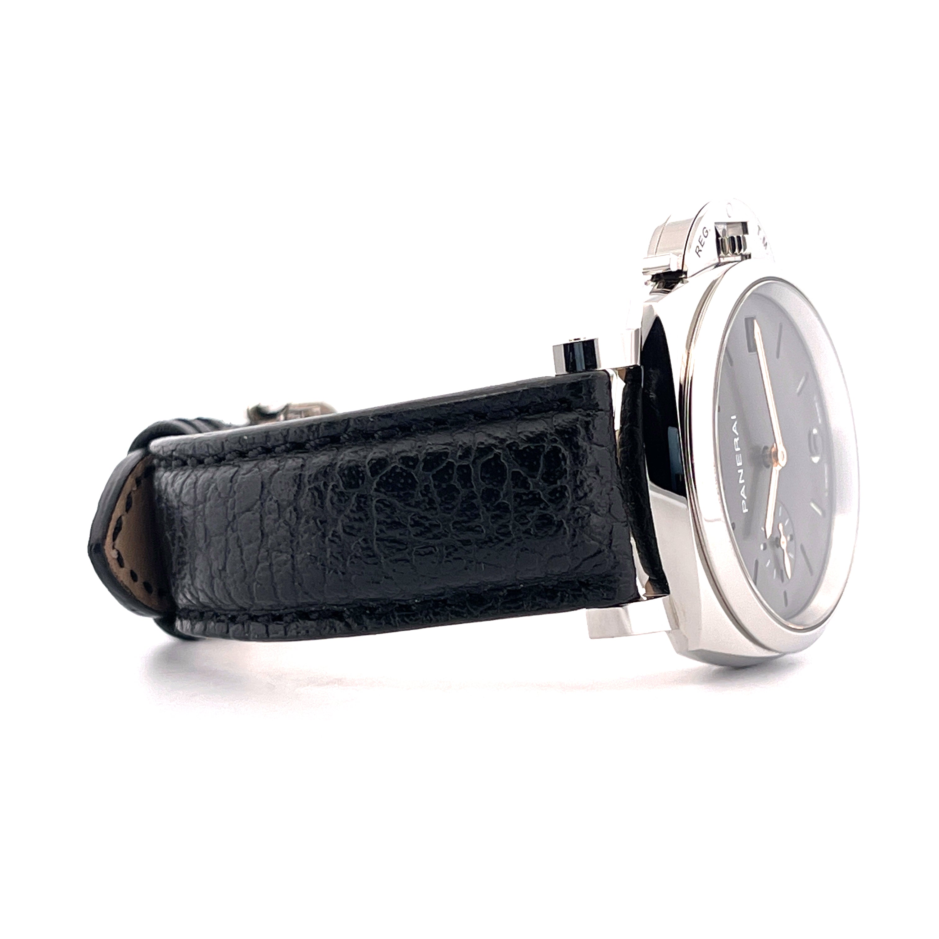 Seitenansicht einer Panerai Luminor Due 38mm mit schwarzem Lederarmband vor weißem Hintergrund