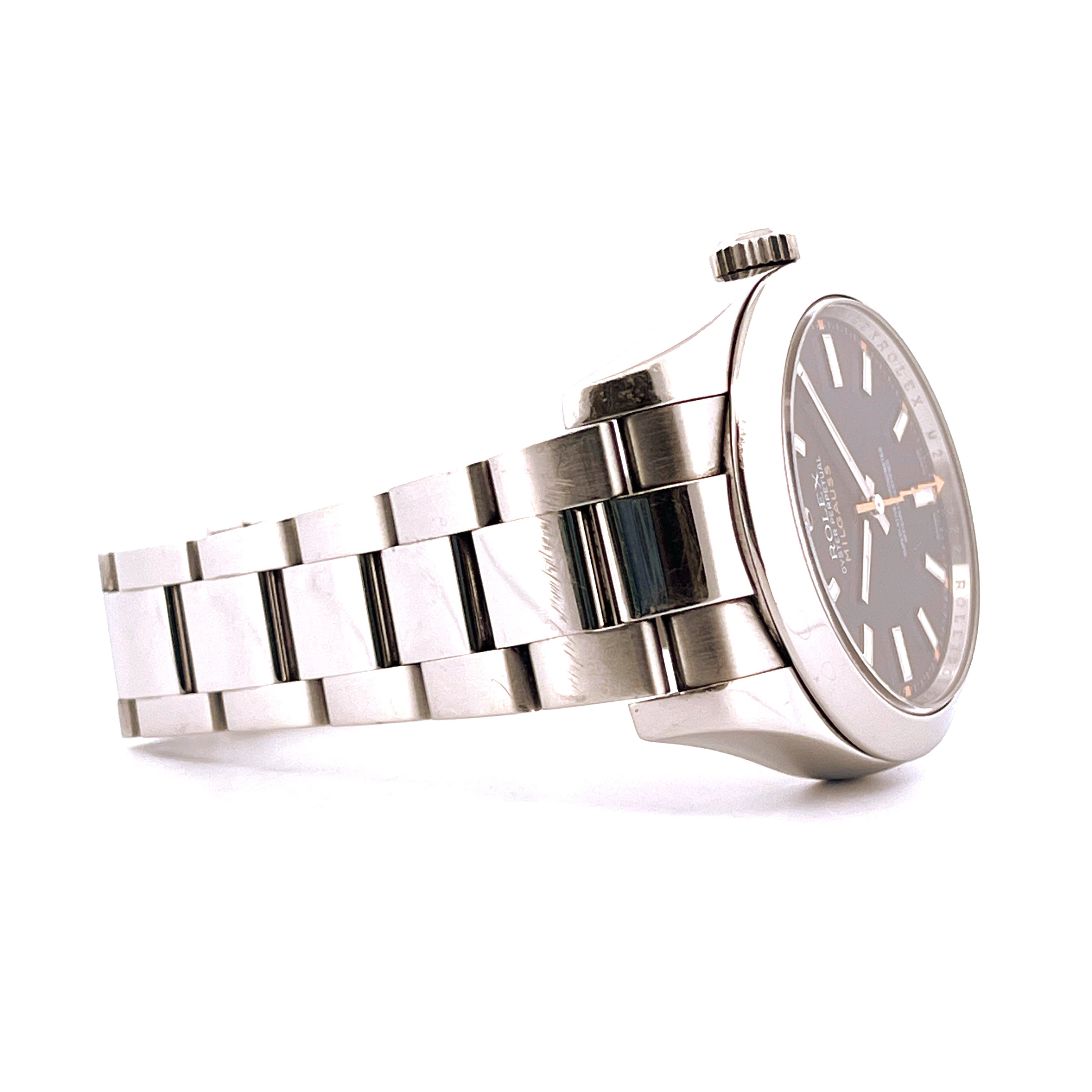 Rolex Milgauss 116400 von der Seite auf weißem Hintergrund, mit Fokus auf Armband und Zifferblatt