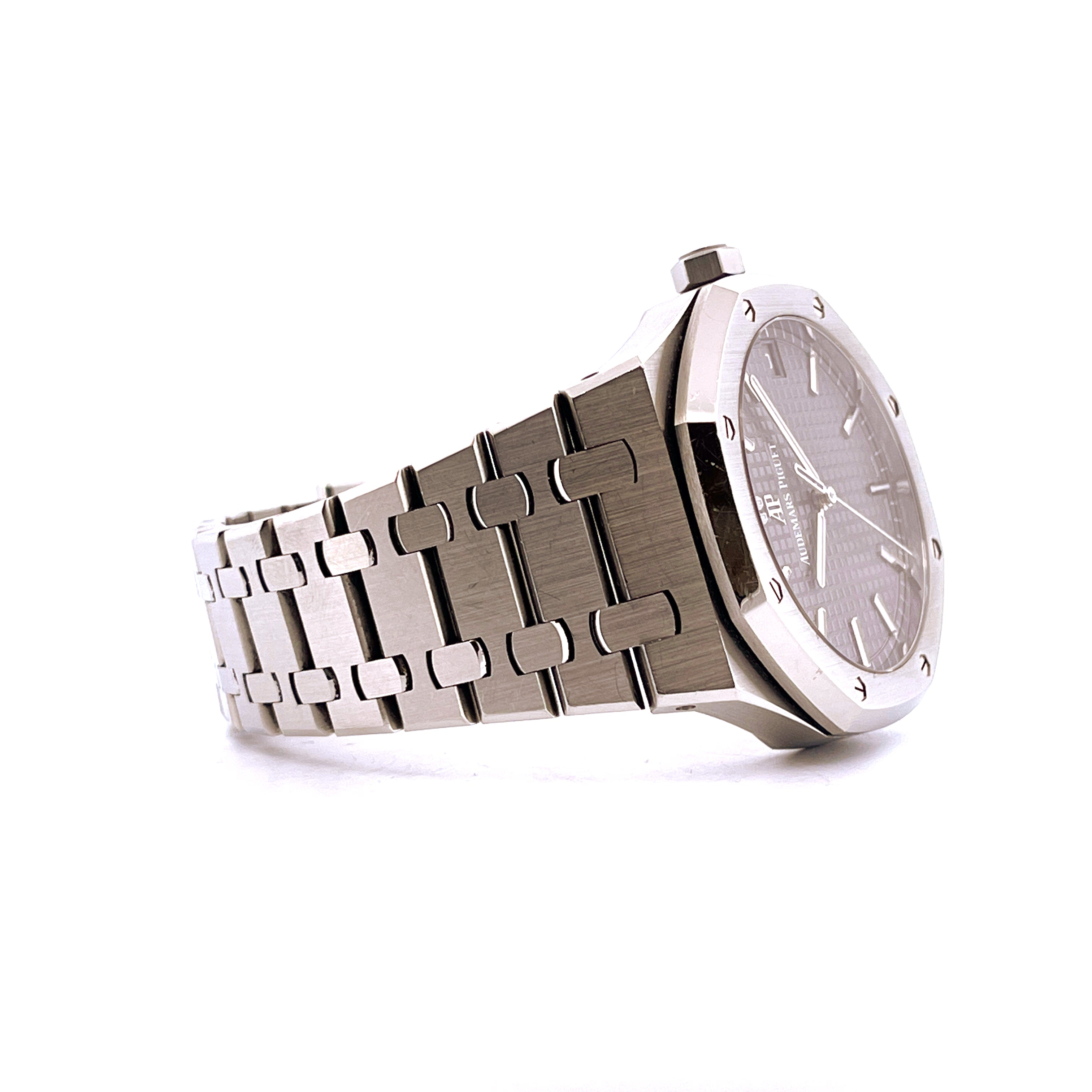 Audemars Piguet Royal Oak 15500ST Grey aus Edelstahl im Seitenprofil auf weißem Hintergrund