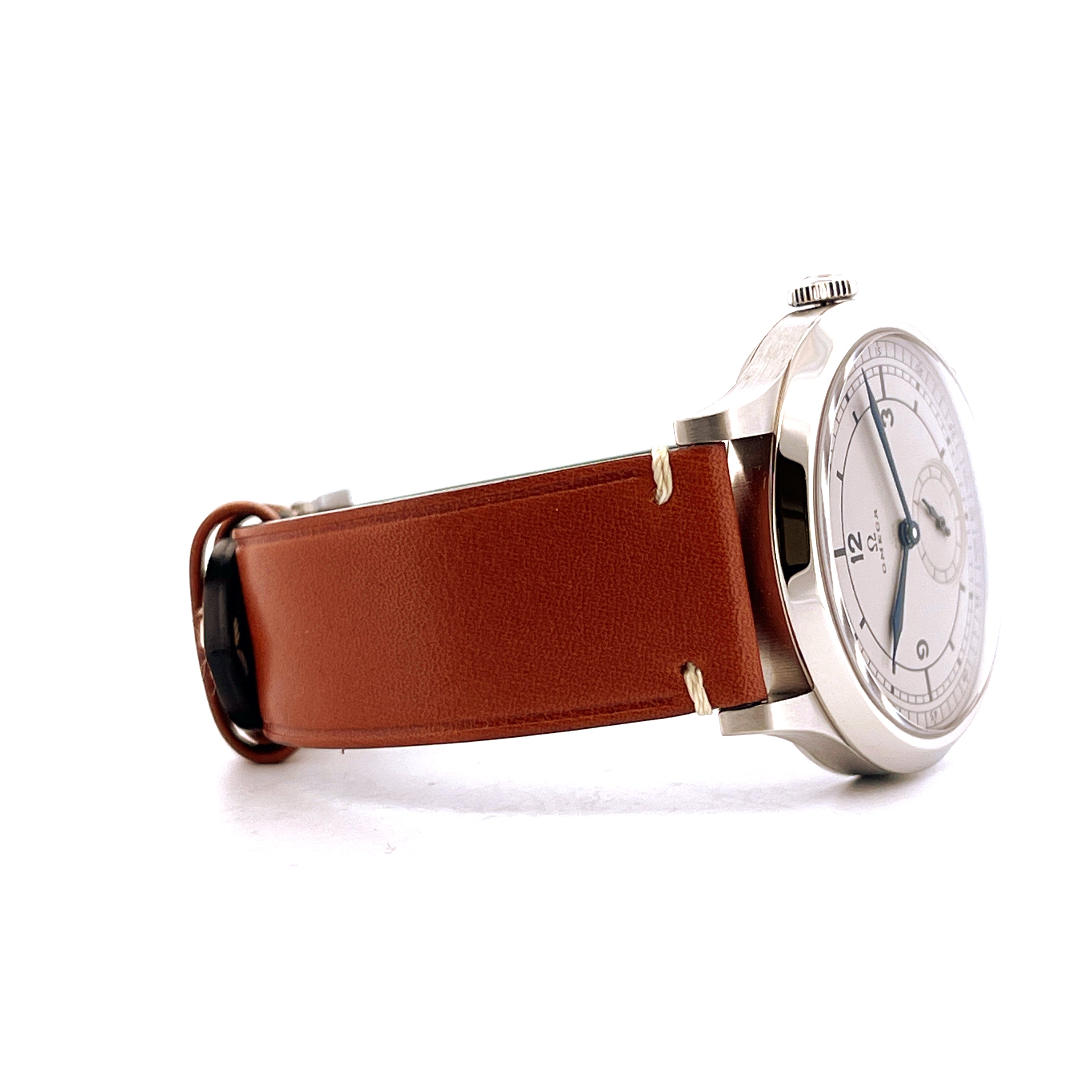 Seitenansicht einer Omega CK 859 aus Edelstahl mit braunem Lederarmband auf weißem Hintergrund