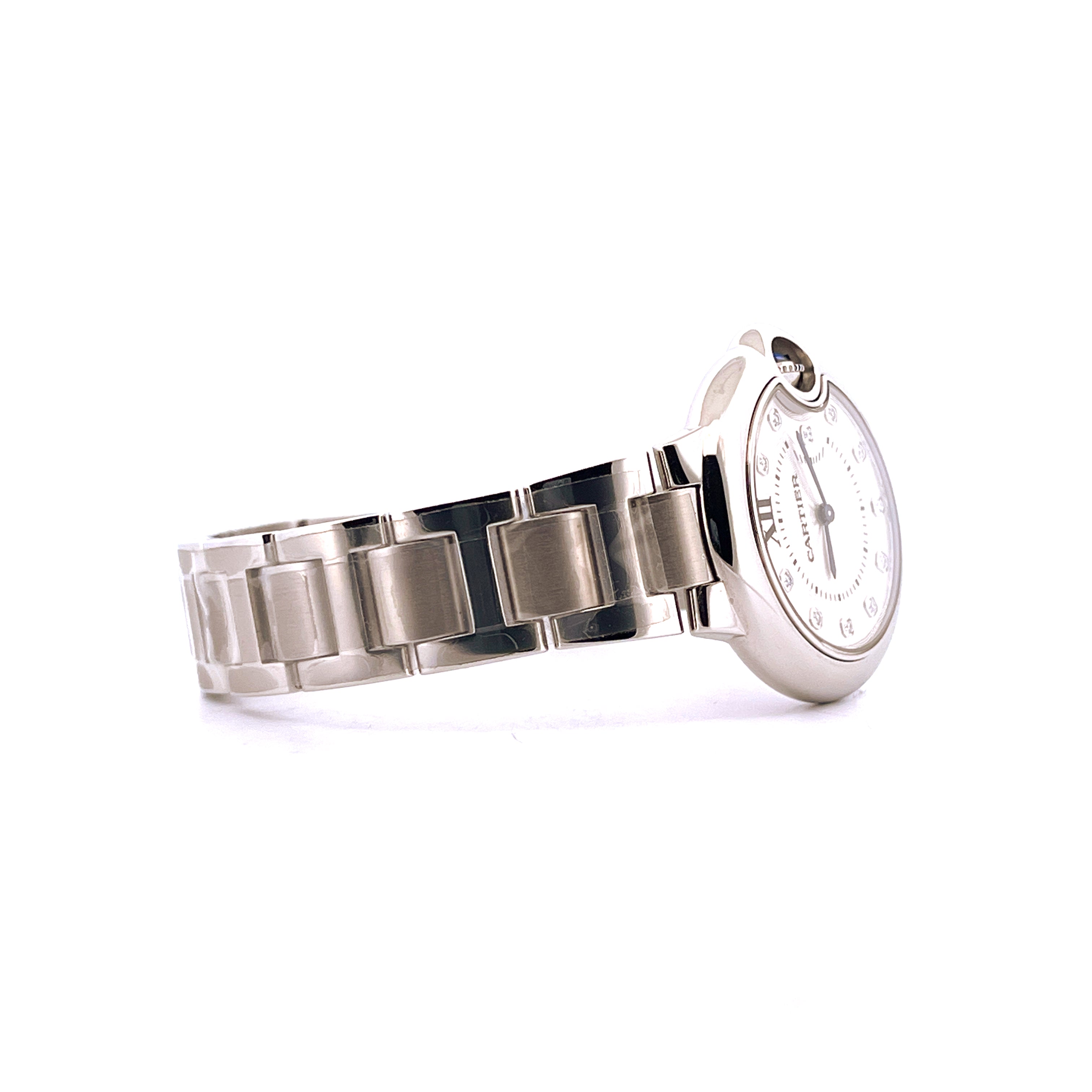 Seitenansicht eines Cartier Ballon Bleu 33mm Damenuhrens aus Edelstahl mit silbernem Gliederarmband auf weißem Hintergrund