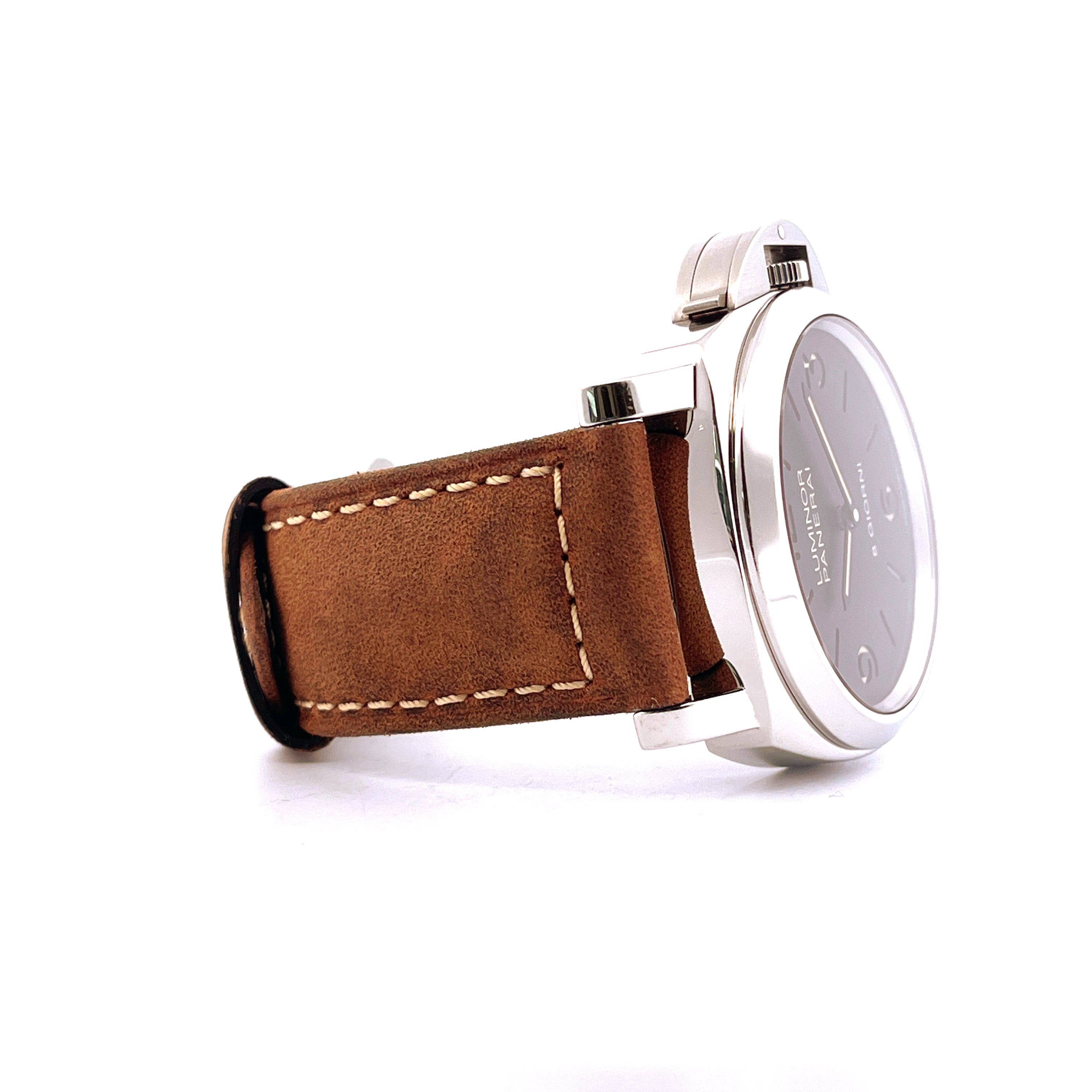 Seitenansicht einer Panerai Luminor Pam00914 mit braunem Lederarmband und poliertem Edelstahlgehäuse