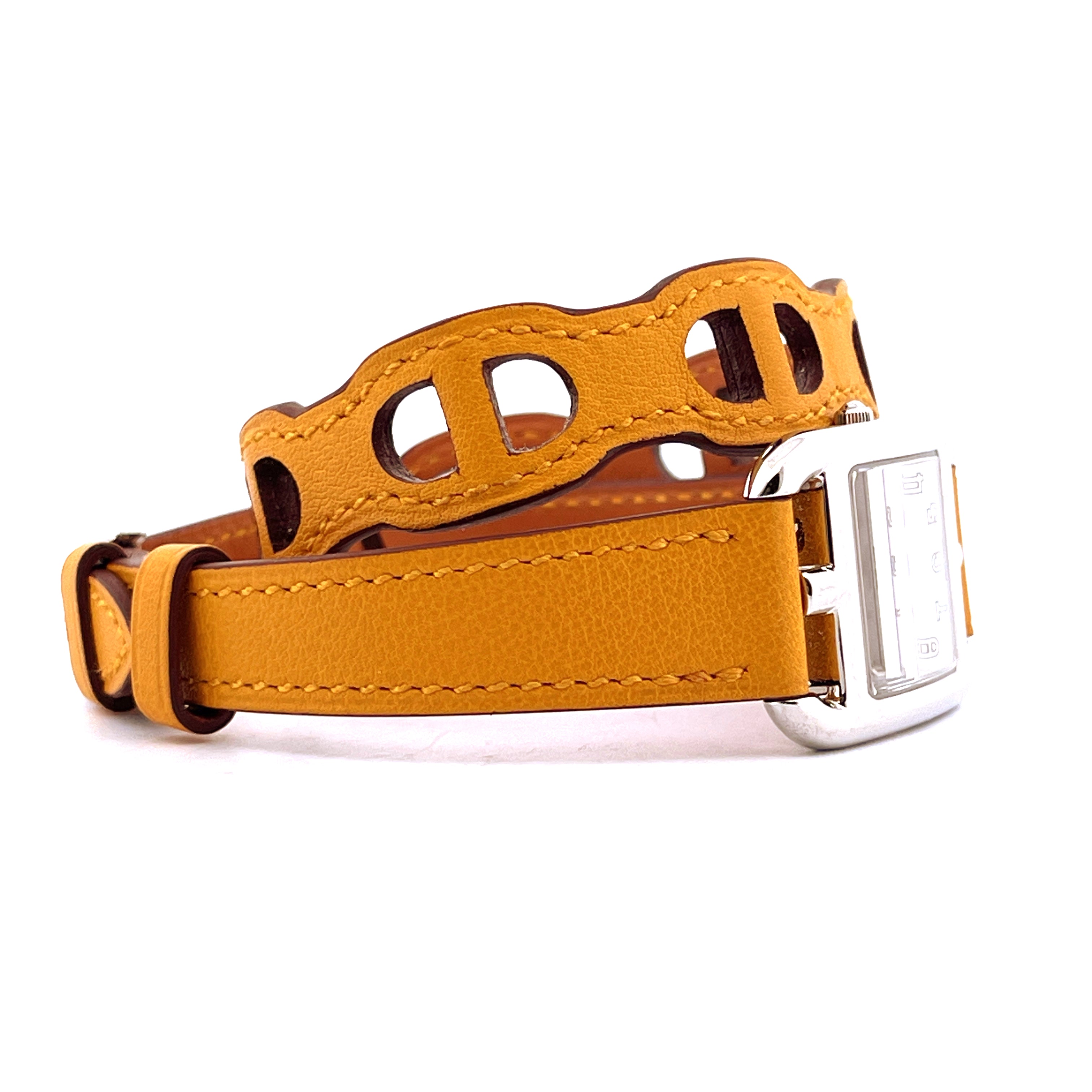 Hermès Cape Cod Uhr im Detail mit gelbem Lederarmband und silbernem Gehäuse vor weißem Hintergrund