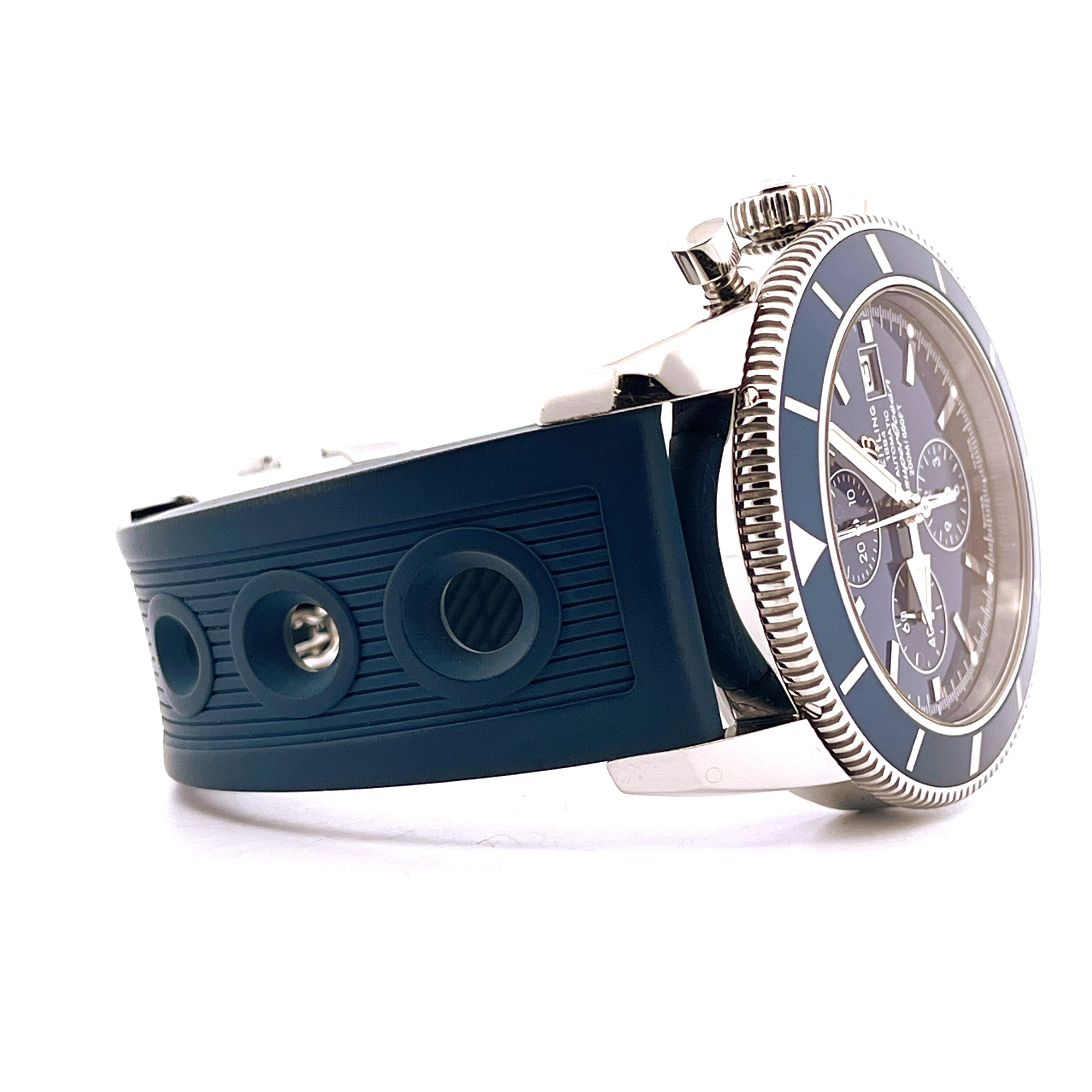 Breitling Superocean Heritage Chronograph mit blauem Zifferblatt und blauem Kautschukband in Seitenansicht auf weissem Hintergrund