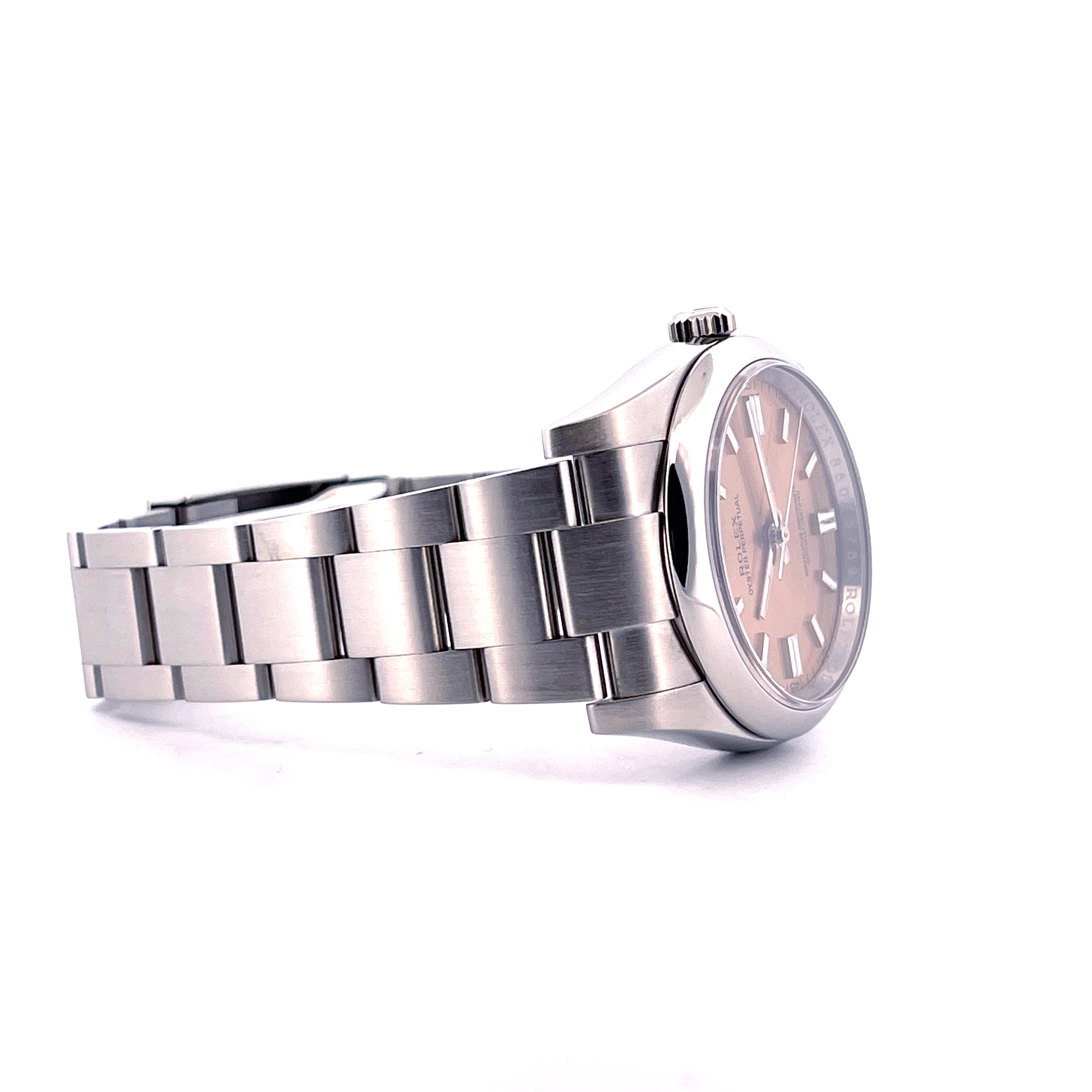 Seitenansicht einer Rolex Oyster Perpetual 36 mit silbernem Armband und beigefarbenem Zifferblatt auf weissem Hintergrund