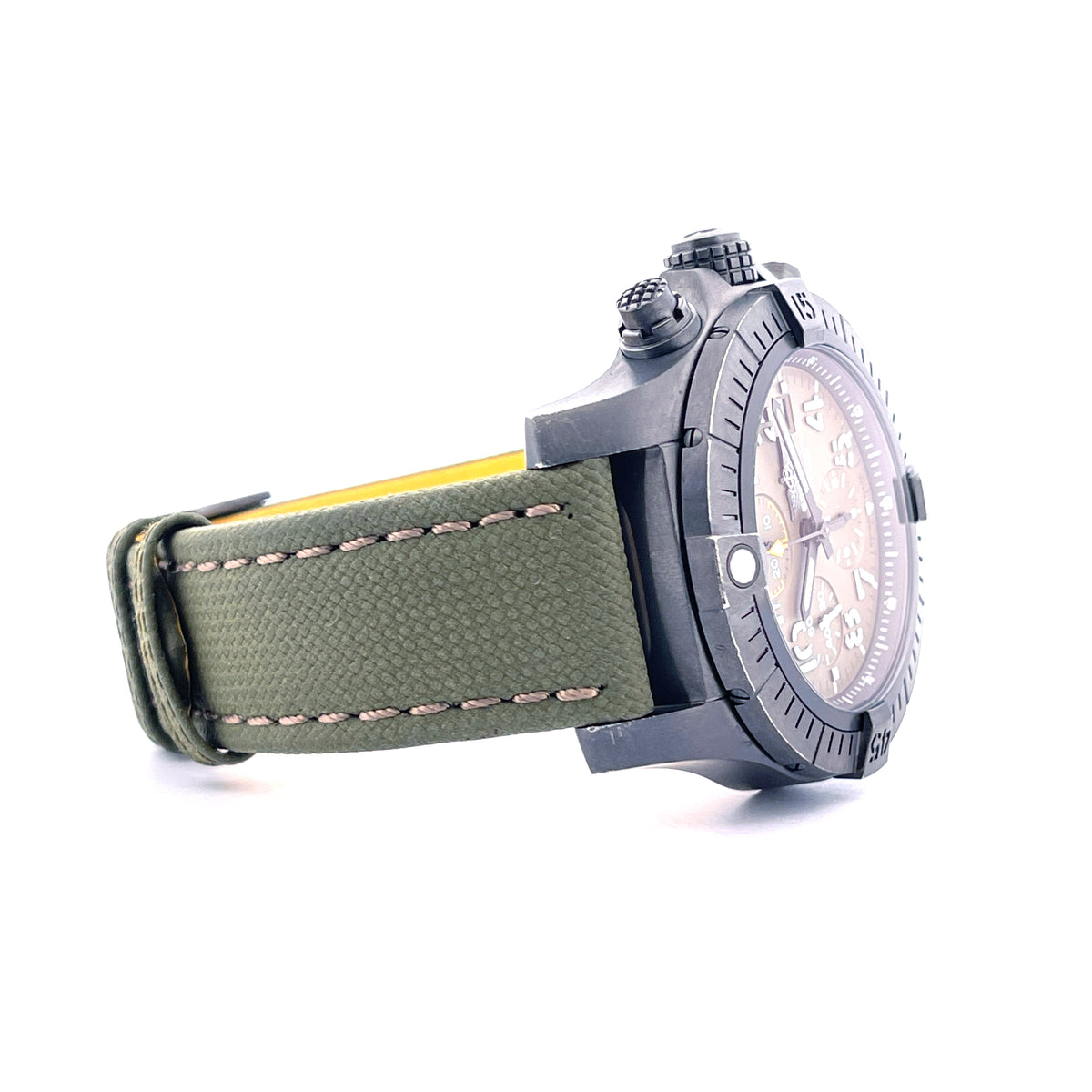 Breitling Avenger Chronograph 45 Night Mission / Box and Paper / 2022, Schrägansicht mit Armband, Krone und Drückern vor weißem Hintergrund
