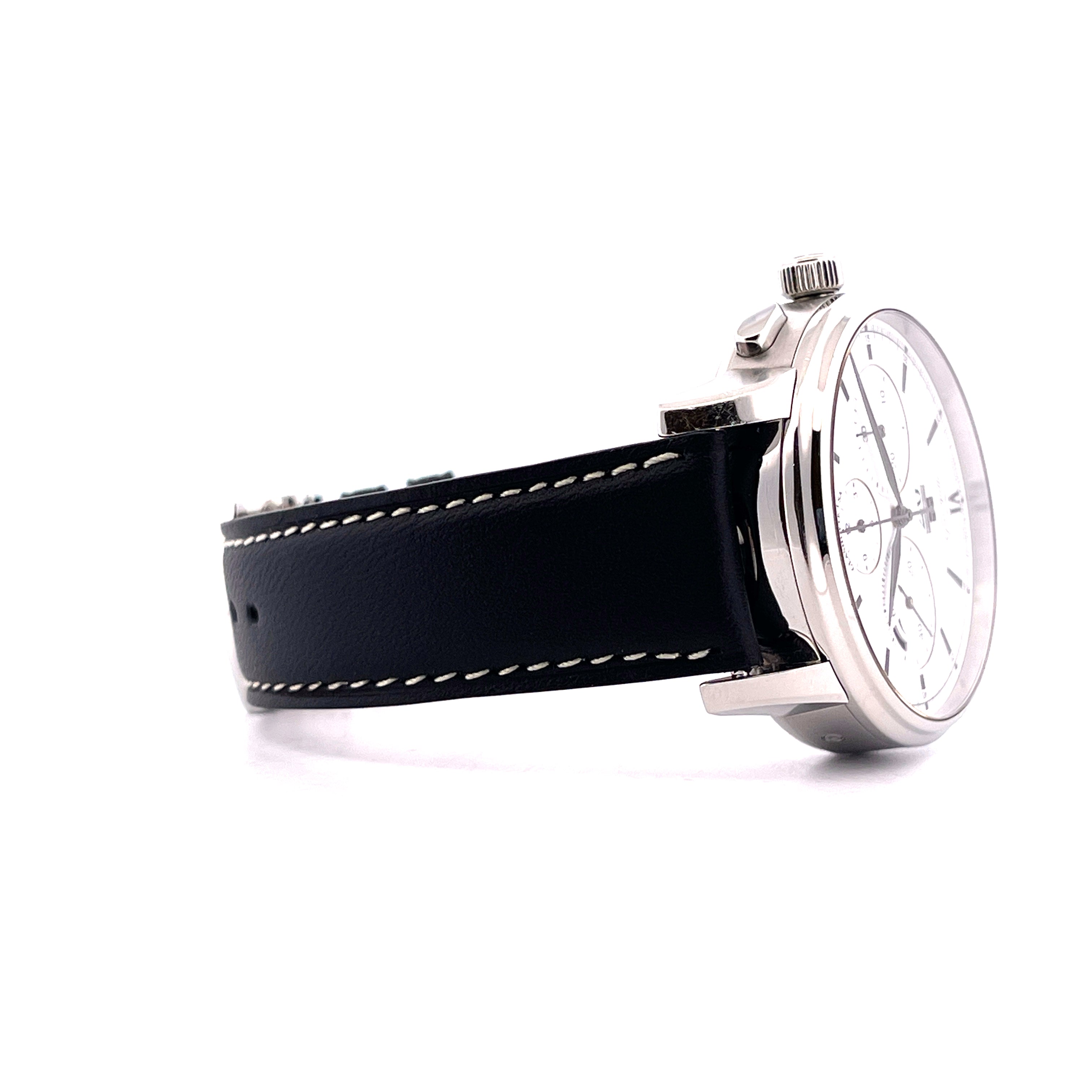 Glashütte Original Senator Flyback Chronograph mit schwarzem Lederarmband und weißem Zifferblatt im Profil