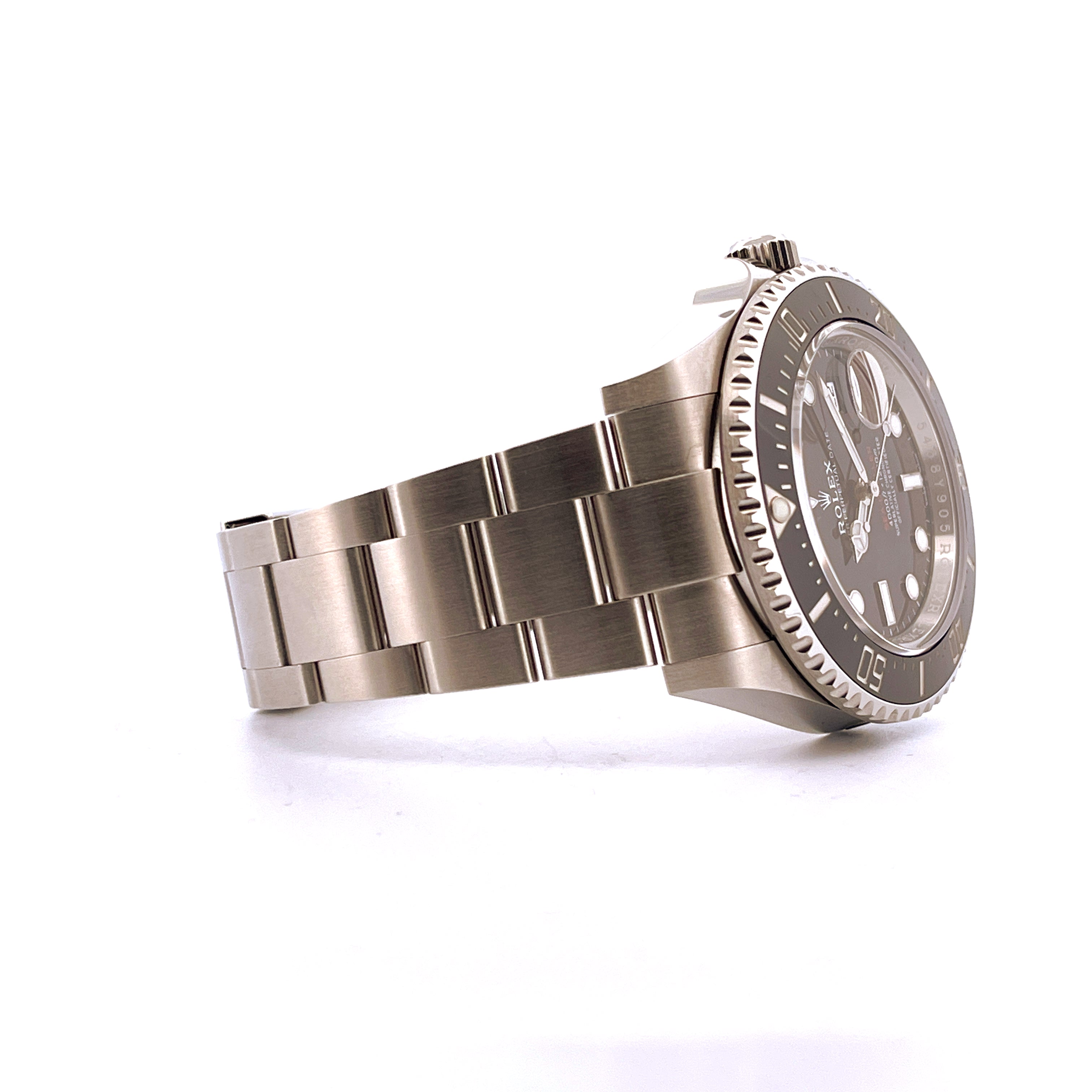 Rolex Sea-Dweller Ref 126600 im Detail von der Seite mit Stahlarmband auf weißem Hintergrund