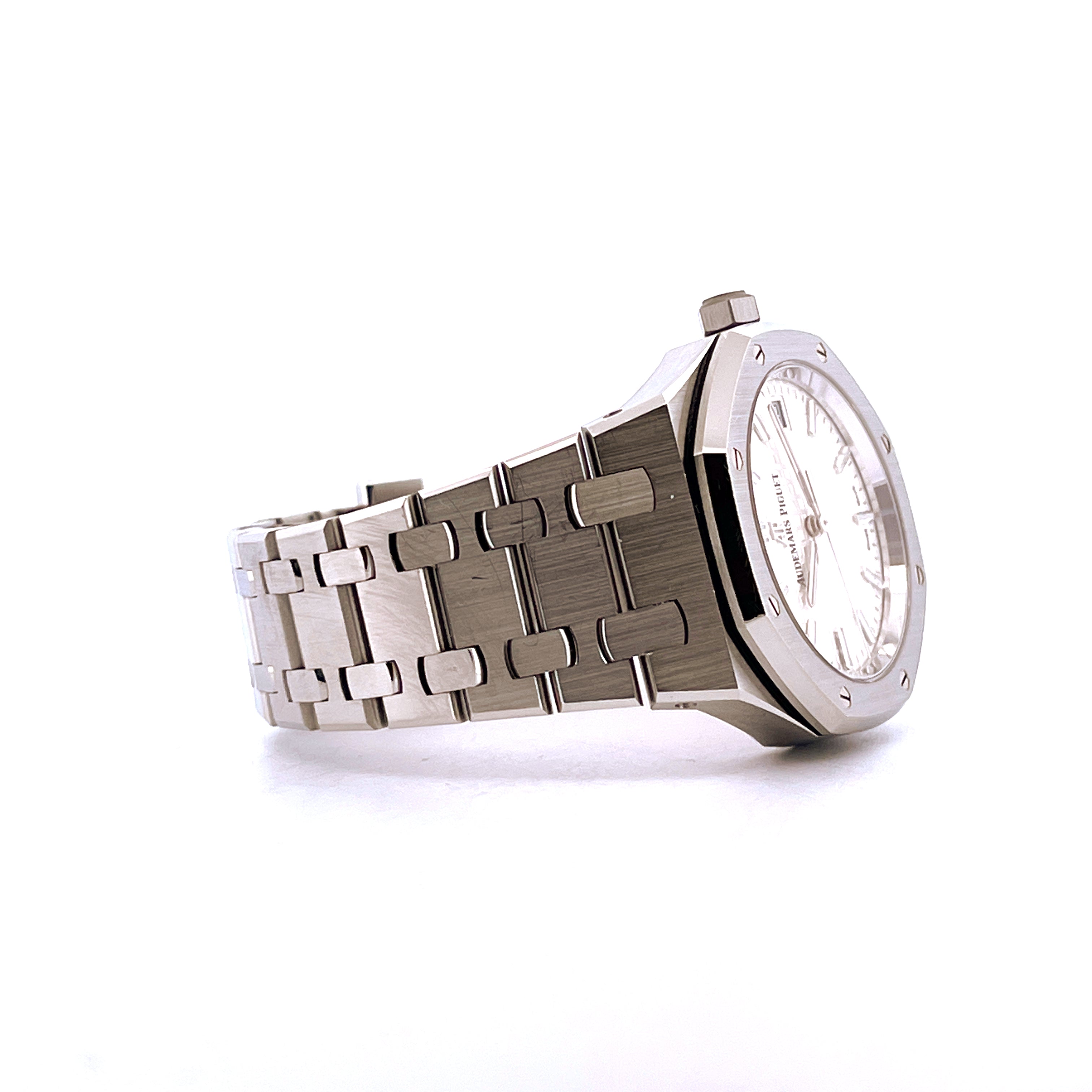 Seitenansicht einer Audemars Piguet Royal Oak 34mm aus Edelstahl mit weißem Zifferblatt auf weißem Hintergrund