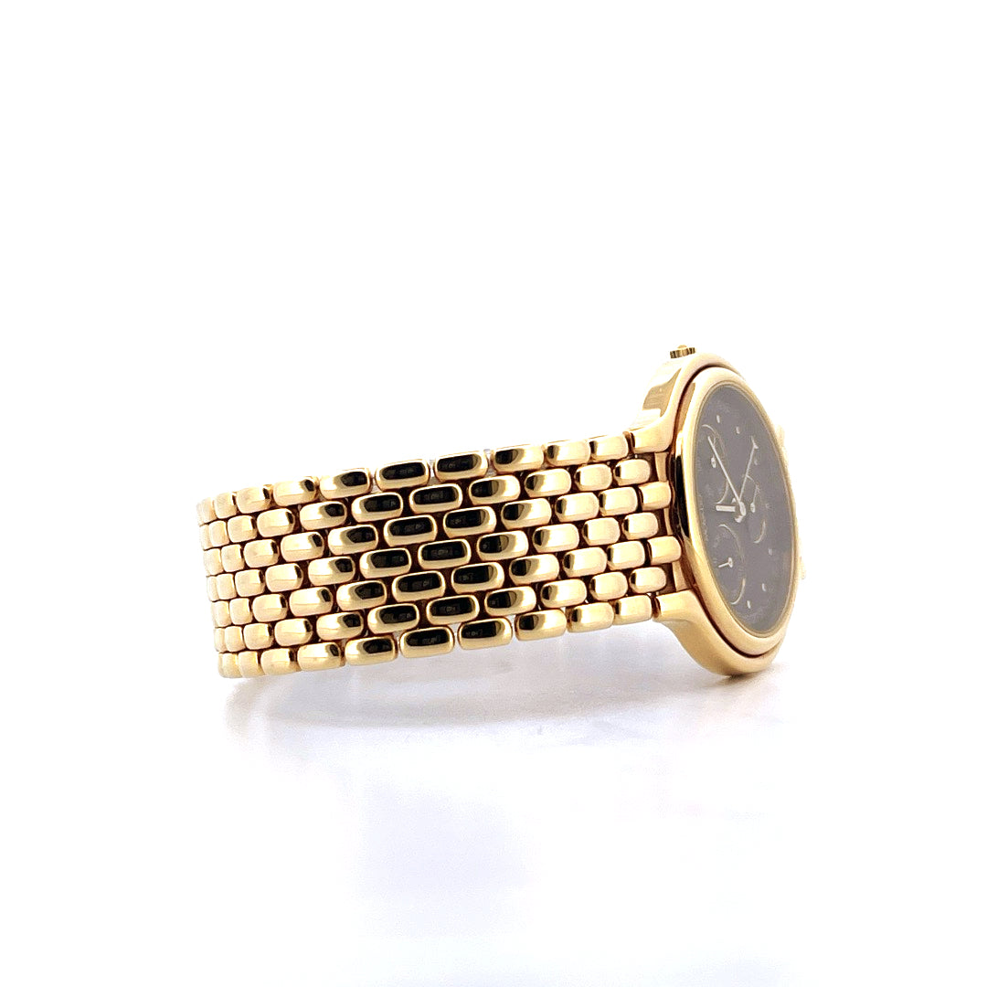 Movado Certo Museum Uhr im Seitenprofil mit goldenem Armband und dunklem Zifferblatt mit 1 Zeiger und 0 Indizes