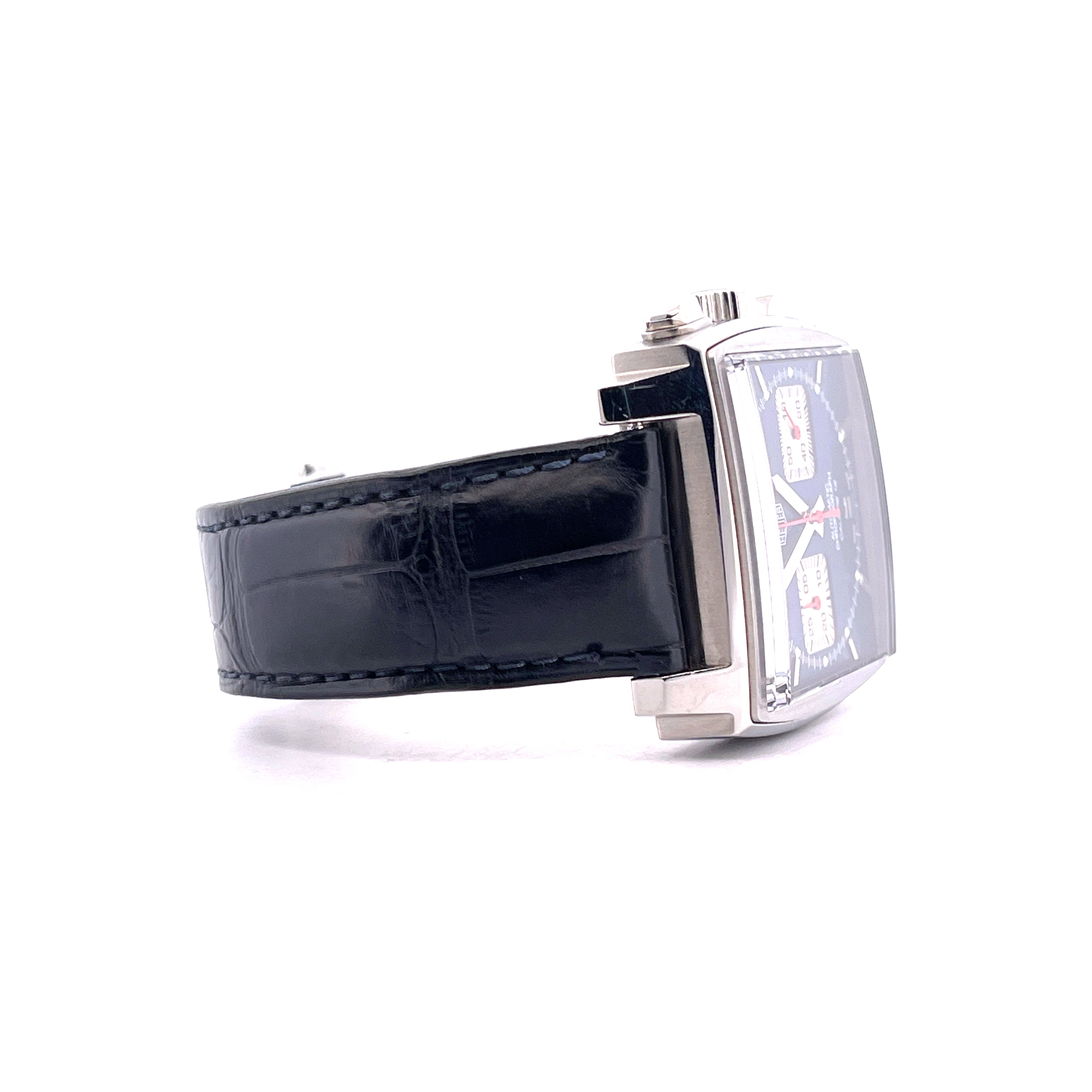 Tag Heuer Monaco CAW2111 Automatik mit blauem Zifferblatt und schwarzem Kroko-Armband im Seitenprofil